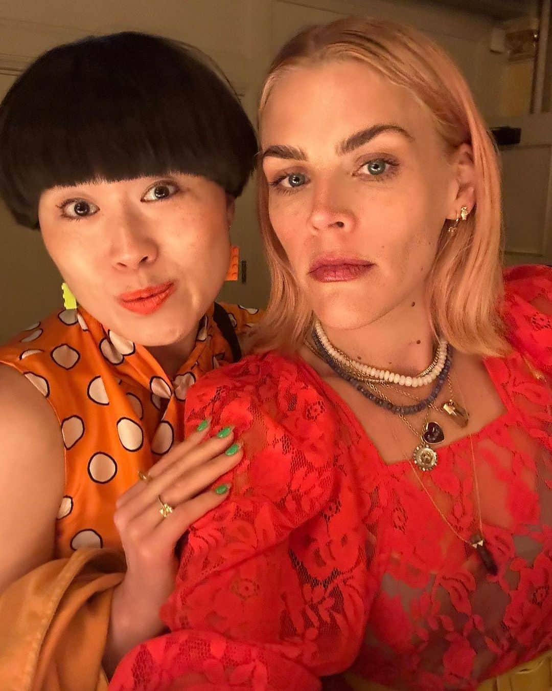 ビジー・フィリップスさんのインスタグラム写真 - (ビジー・フィリップスInstagram)「there is a new podcast up and i cry for most of the last half of it but thanks to my birthday present from @chrissybchrissy and @katecooperserge, I now am French and wear this tiny adorable beret while i make my little paintings in Paris so PAS DE SOUCIS MAINTENANT MERCI✨(my deepest apologies to our guest and my friend @jessetyler for needing this to be the 1st pic in todays carousel of my life- and because he’s the best(listen to him on our pod and on his new pod that just launched!) i know he will understand.) J’TAIME JESSE! 🥖 2. here we are decorating gingerbread houses on busytonight! did @instacais take this? MAYBE! The tops of our heads are adorable! 3. the fundraiser for @andreicherny for congress (AZ district 1!) was great! look who was there! Friend of democracy AND the pod @statesprojectus own @melissacwalker ❤️4. ugh fucking thyroid nodule bullshit 5. reunited with @surefineokay and honey we killed it. 6. @fiercegrandma @surefineokay and i were just trying to collect ourselves after @justforusshow 7. FRIEND AND WONDERFUL HUMAN @atsukocomedy ❤️ (and also someone make a buddy comedy with us when the strike is over thank you!) 8. the official collage which is never a LIKE GETTER if it’s posted first 🤷‍♀️9. DOING MY BEST, GUYS. DOING MY F*CKING BEST. please enjoy my text exchange with marc to prove it. 😂😭🤦‍♀️🤷‍♀️」6月29日 10時03分 - busyphilipps