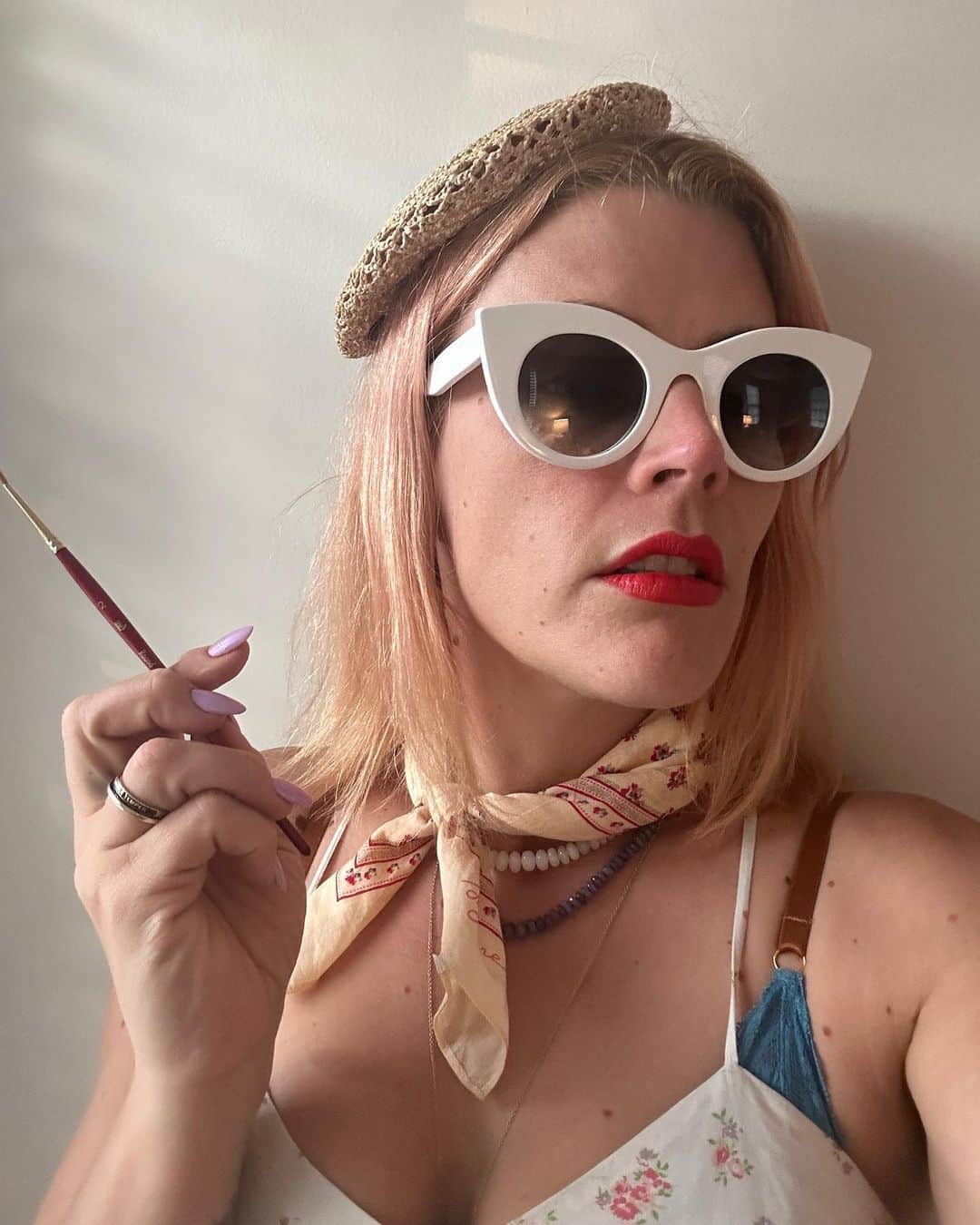 ビジー・フィリップスのインスタグラム：「there is a new podcast up and i cry for most of the last half of it but thanks to my birthday present from @chrissybchrissy and @katecooperserge, I now am French and wear this tiny adorable beret while i make my little paintings in Paris so PAS DE SOUCIS MAINTENANT MERCI✨(my deepest apologies to our guest and my friend @jessetyler for needing this to be the 1st pic in todays carousel of my life- and because he’s the best(listen to him on our pod and on his new pod that just launched!) i know he will understand.) J’TAIME JESSE! 🥖 2. here we are decorating gingerbread houses on busytonight! did @instacais take this? MAYBE! The tops of our heads are adorable! 3. the fundraiser for @andreicherny for congress (AZ district 1!) was great! look who was there! Friend of democracy AND the pod @statesprojectus own @melissacwalker ❤️4. ugh fucking thyroid nodule bullshit 5. reunited with @surefineokay and honey we killed it. 6. @fiercegrandma @surefineokay and i were just trying to collect ourselves after @justforusshow 7. FRIEND AND WONDERFUL HUMAN @atsukocomedy ❤️ (and also someone make a buddy comedy with us when the strike is over thank you!) 8. the official collage which is never a LIKE GETTER if it’s posted first 🤷‍♀️9. DOING MY BEST, GUYS. DOING MY F*CKING BEST. please enjoy my text exchange with marc to prove it. 😂😭🤦‍♀️🤷‍♀️」