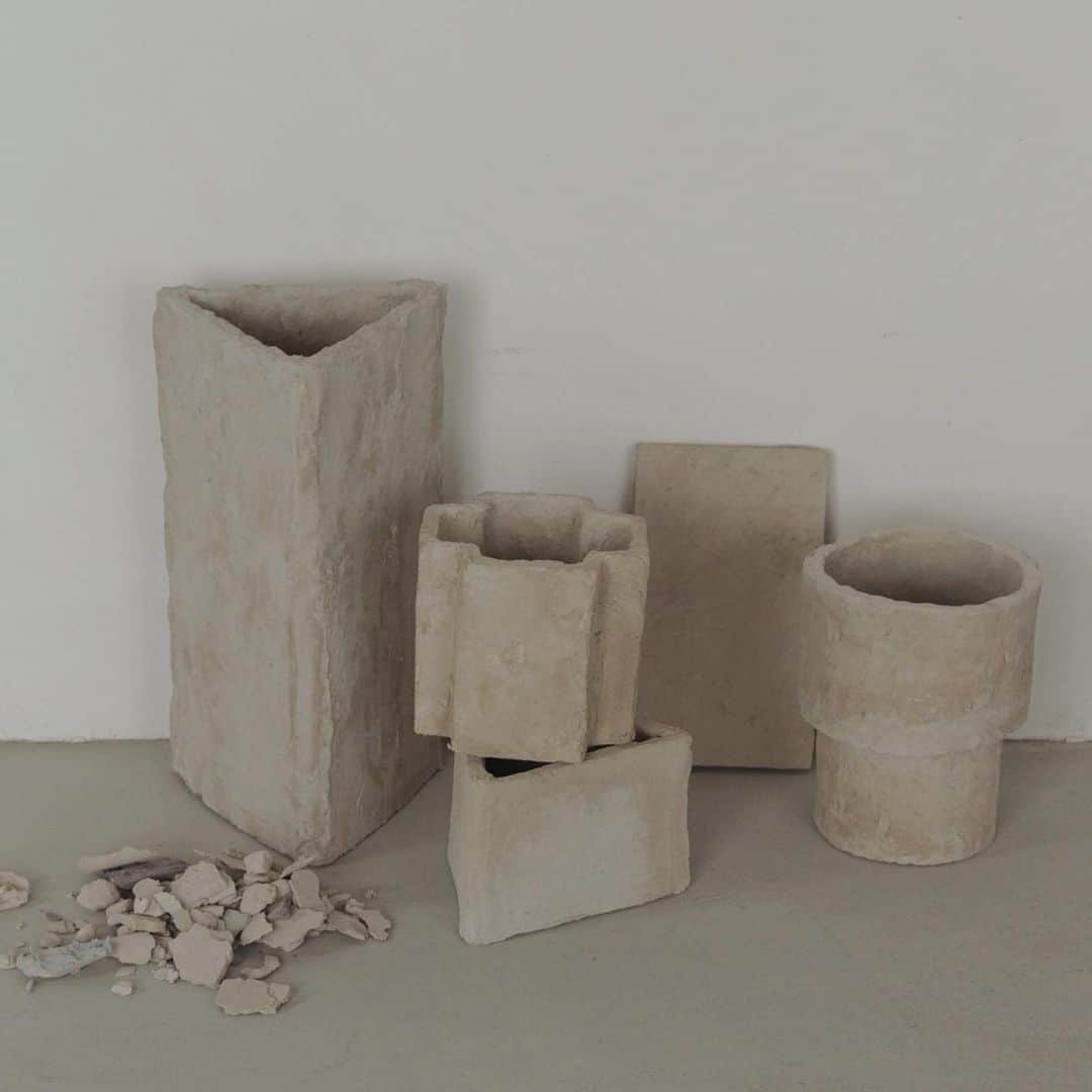 惟本康明 / yasuaki yoshimotoのインスタグラム：「盛っては削ってを繰り返してつくるのでそれなりにガレキが出るが、全て粉まで粉砕して数%作品に混ぜて廃棄にならないようにしている。石灰の硬化時に二酸化炭素と結合するとはいえ、生石灰の製造時にそもそもたくさんの熱を使ってるのでいわゆるエコと言い切ることはできないが、無理ない範囲で軽やかでありたいなとはおもいます。 #artwork #lime」