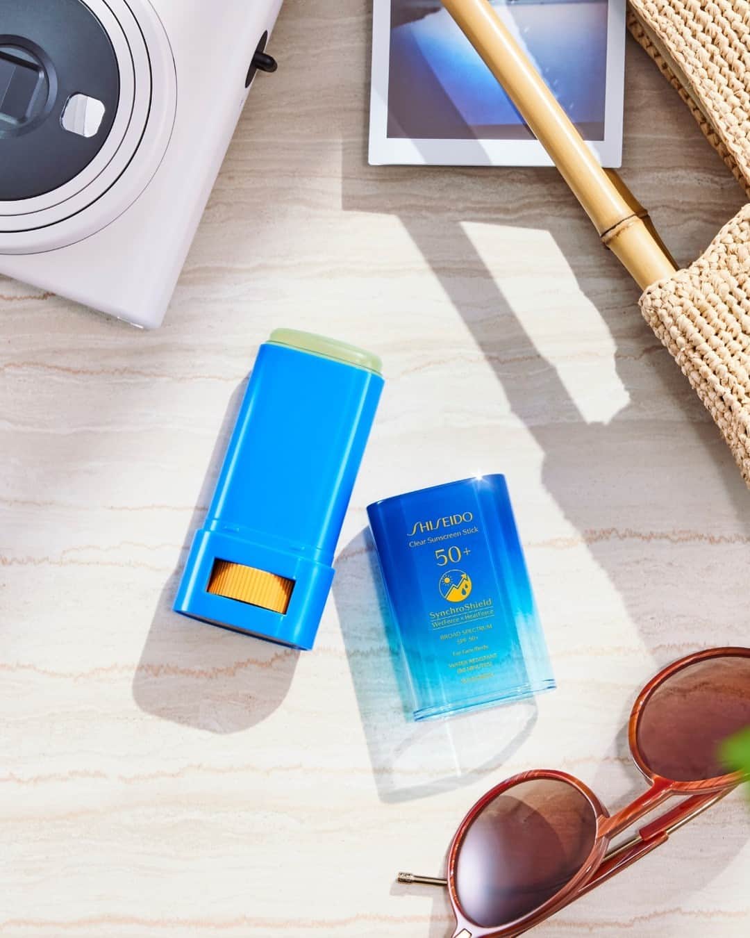 資生堂さんのインスタグラム写真 - (資生堂Instagram)「Meet your new travel companion. Our Clear Sunscreen Stick is the perfect size to pop in your bag on sunny days, so you can touch up wherever you go. Plus, the touch-free applicator means all you need to do is swipe across your skin—no more greasy, sticky hands. #ShiseidoSuncare #ShiseidoSkincare #SynchroShield」6月29日 10時00分 - shiseido
