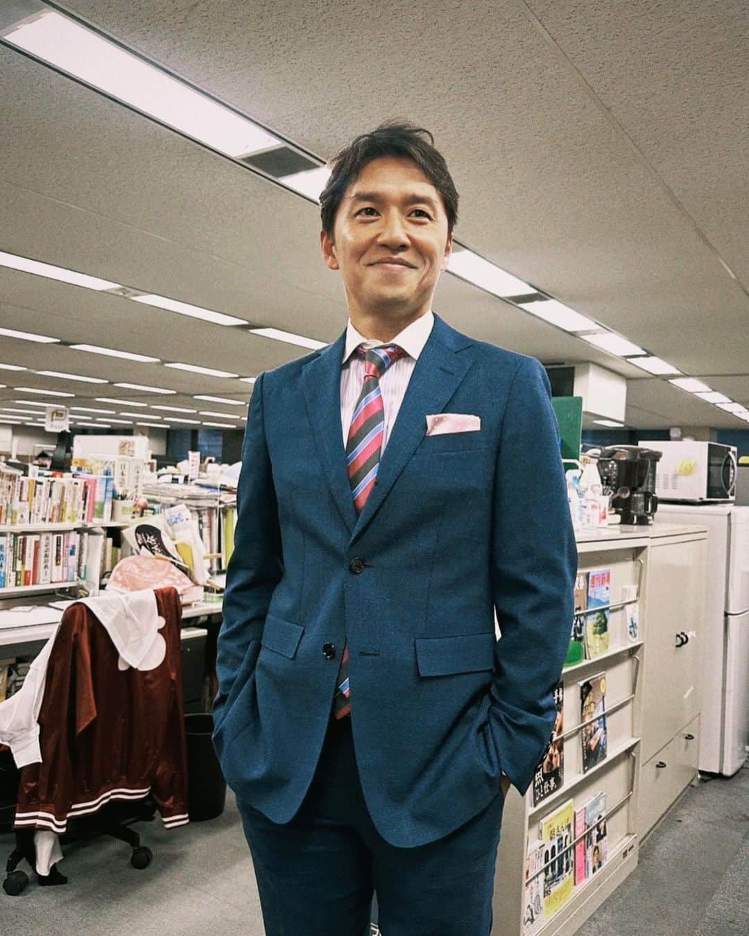 MBSアナウンサー公式さんのインスタグラム写真 - (MBSアナウンサー公式Instagram)「👔 中継現場に向かうのに 珍しくスーツ姿の山中アナ。  いつもスポーティーな服装なので、 みんなビックリ！  撮影会が始まりました。 清水アナと中野アナも 真剣な様子で カメラを構えます。  スーツの広告チラシに使えそうな 写真がたくさん撮れました。  #アナウンサー #珍しくスーツ  #紳士服のヤマナカ」6月29日 10時02分 - mbs.ana