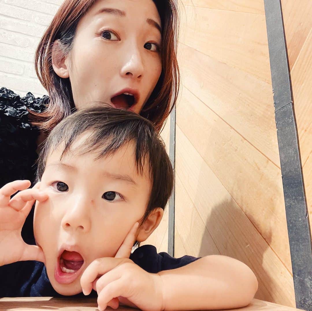 さえりのインスタグラム：「夜寝るとき「オハナシ　ツクッテー」と言うお子太郎。「ブドウのお話ツクッテー」とか「ディズニーランドのお話ツクッテー」と、リクエストがあるので、適当な3分くらいの物語を作るんだけど、その間、あまりに静かなので(あんま聞いてないのかな)と思っていた。  けど、最近お子太郎が、突然「また　ディズニーランドいきたい。ディズニーランドで　アイス　たべる」と言って、現実のディズニーでお子とアイスを食べたことはまだなくて、でも夜のお話の中ではいつも、「お子太郎と、ミッキーさんは一緒にアイスを食べました」というので、それを覚えていたのか！と、驚き。  ブドウのお話を連続で4個作らされたり(毎回変えるので詰む)、難しい展開を入れ込むと「ん？？」と聞き返されるのでわかりやすい話にしないといけなかったりと制約も多いけど聞いてくれてるなら頑張ろう。😂  ちなみに最近は「むかしむかしあるところに」の響きが大好きらしく、「ﾑｶｼﾑｶｼｯｯwww ﾄﾞｩﾌｯｯwww」って何度もウケててそれもかわいい。  夫は夫で、「パン自分でジャムぬってみる？😊」と誘って見守ったり、「牛乳一緒入れてみよっか😊」と声かけてくれたりと、いろんなチャレンジをさせてくれていて、そのことも嬉しい。かわいいお子太郎と夫。  (3枚目は、お子太郎が最近撮ってくれた写真)」