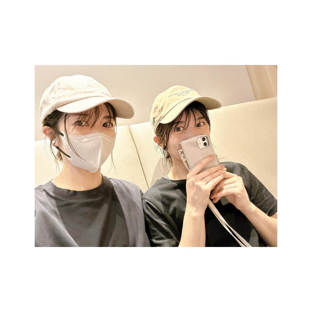 三倉茉奈さんのインスタグラム写真 - (三倉茉奈Instagram)「え  #打ち合わせで集まった #双子 #twins #すぐに帽子脱いだw」6月29日 10時16分 - mana_mikura_official