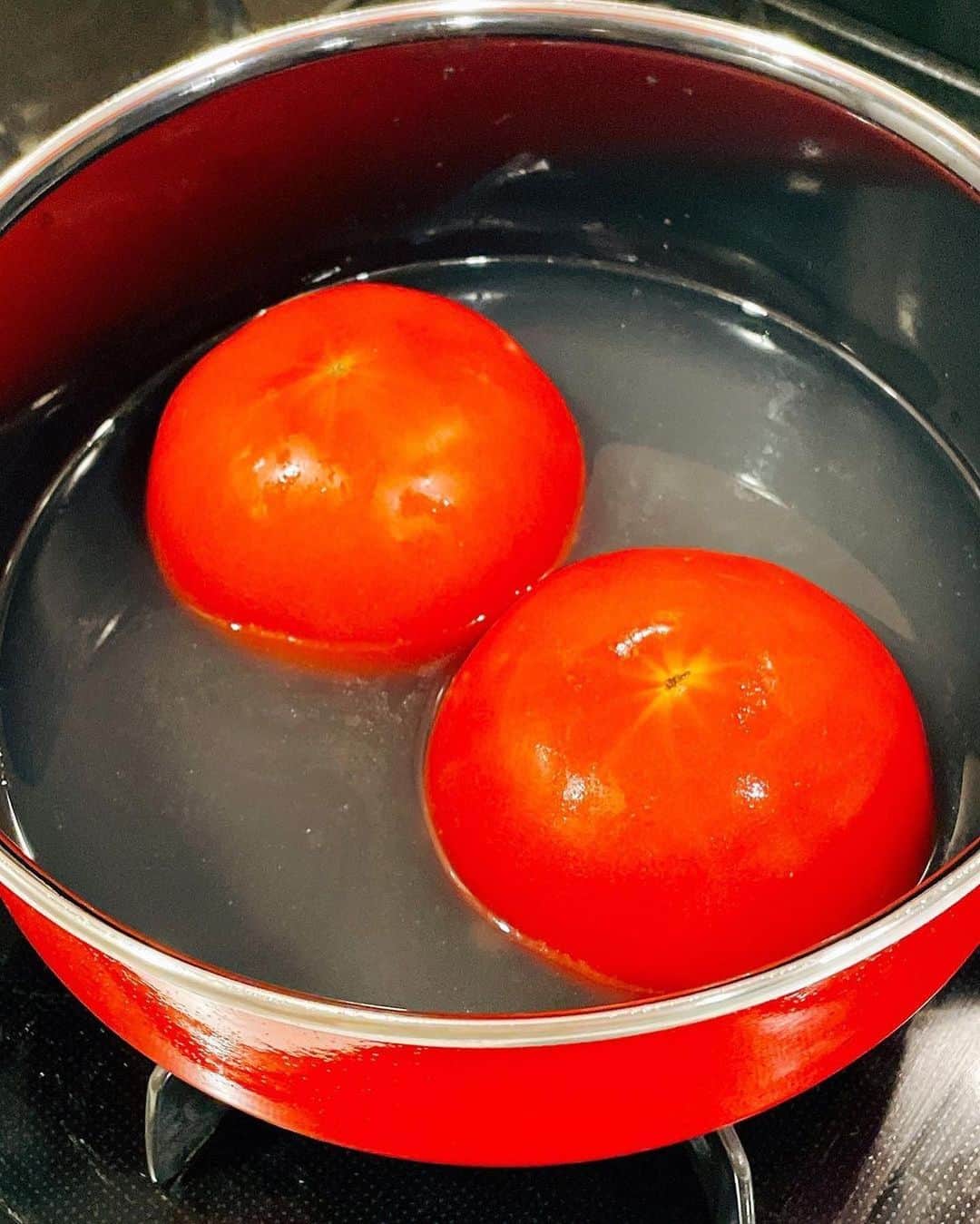 にんべん　おだしでキレイ習慣さんのインスタグラム写真 - (にんべん　おだしでキレイ習慣Instagram)「トマトの肉詰め🐟✨🍅⁉️ 季節によってこんなに#トマト のおいしさって違うんだっと日々感じております✨ あとやはり…価格が落ちるのが嬉しい🥹💕  今日も#にんべんだしアンバサダー さんの#おだしで夏飯 を紹介🐟🎵✨  @hi.romi.ta605 さん、ありがとうございます🐟💕 こんなに素敵なお料理が、とにかく簡単なのにびっくりしました‼︎‼︎🐟🍅✨冷製でもおいしい予感…‼︎‼︎  おいしいヒントがあったら、ぜひぜひアンバサダーさん同士もフォローし合ってみてくださいね☺️  ・ ・ ・  𓂃✺まるごとトマト #おだしで夏飯 ✺𓂃 ⁡ 夏野菜の代表🍅トマトまるごと味わっちゃいましょう❣️ #簡単レシピあり ⁡ 毎年　夏になると作る簡単料理😊 夏バテ気味だな～って思うときにちょうどいい感じですよ🍅　(トマト苦手じゃなければ) ⁡ 煮たトマトは酸味が抜けてまろやかで 鶏ひき肉と豆腐がお出汁を吸ってフワフワ食感 ⁡ 心がほんわか和らぐ、トマトとお出汁を味わうひとさらです☺️ ⁡ だしスープには、 🟡トウモロコシ 🟠にんじん 🟢インゲン豆 ⚪️玉ねぎ も散らして、彩りも加えてみました ⁡ ⁡ ꙳꙳꙳˙˙˙꙳꙳꙳˙˙˙꙳꙳꙳˙˙˙꙳꙳꙳ ⁡ ˗˗˗˗˗˗˗˗˗˗˗˗˗˗˗˗˗˗˗˗˗˗˗˗˗˗˗˗˗˗˗˗˗˗˗˗˗˗˗˗˗˗˗˗˗˗˗˗˗˗˗˗˗˗˗˗ まるごとトマトの出汁スープ ˗˗˗˗˗˗˗˗˗˗˗˗˗˗˗˗˗˗˗˗˗˗˗˗˗˗˗˗˗˗˗˗˗˗˗˗˗˗˗˗˗˗˗˗˗˗˗˗˗˗˗˗˗˗˗˗˗ 【材料】 トマト…２個 鶏ひき肉…100g 豆腐（水切りする）…100g 玉ねぎ（みじん切り）…30g 塩こしょう...少々 ⁡ ◆鶏がらかつおポーションだし...１個 ◆水...200ml～300ml 　※トマトの大きさや、味の好みで濃さは調整してください。 ⁡ 塩...小さじ 1／2～1／4 ⁡ ⁡ 【作り方】 1⃣豆腐は水切りしておく。 　玉ねぎはみじん切りにしておく。 ⁡ 2⃣トマトはヘタの部分を切り落とし 　中身をスプーンでくり抜く。 ⁡ 3⃣鶏ひき肉、豆腐、玉ねぎ、塩コショウを 　よく混ぜ合わせ、トマトの中に詰める。 ⁡ 4⃣鶏ひき肉側を下にして、鍋にトマトをいれる。 ⁡ 5⃣◆を入れて、弱火で20分ほど煮ると 　トマトの皮が自然とはがれてくるので、すべて取り除く。 ⁡ 6⃣最後に塩で味を調えて 　出来上がり ⁡ ⁡ ꙳꙳꙳˙˙˙꙳꙳꙳˙˙˙꙳꙳꙳˙˙˙꙳꙳꙳ ⁡ ⁡ 今日も見ていただきありがとうございます😊 皆さまの今日が素敵な一日になりますように💗 ⁡ 🌈𝙻𝙾𝚅𝙴 & 𝙿𝙴𝙰𝙲𝙴 & 𝚂𝙼𝙸𝙻𝙴 & 𝙹𝙾𝚈!!🌈 ⁡ ⁡ ⁡ #ぎゅーっとポーションだし #にんべんだしアンバサダー #だしのある生活 #にんべん#ある夜のおうちごはん  #夏野菜レシピ #旬の野菜を食べよう  #夏のお野菜 #夏バテレシピ  #元気になるレシピ #元気になるごはん #からだにいいごはん　#からだに優しいごはん  #楽しいおうちごはん #おうちごはんを楽しもう #オリーブノート #オリーブノートアンバサダー #フーディーテーブル #ネクストフーディスト」6月29日 10時30分 - ninben.dashiambassador