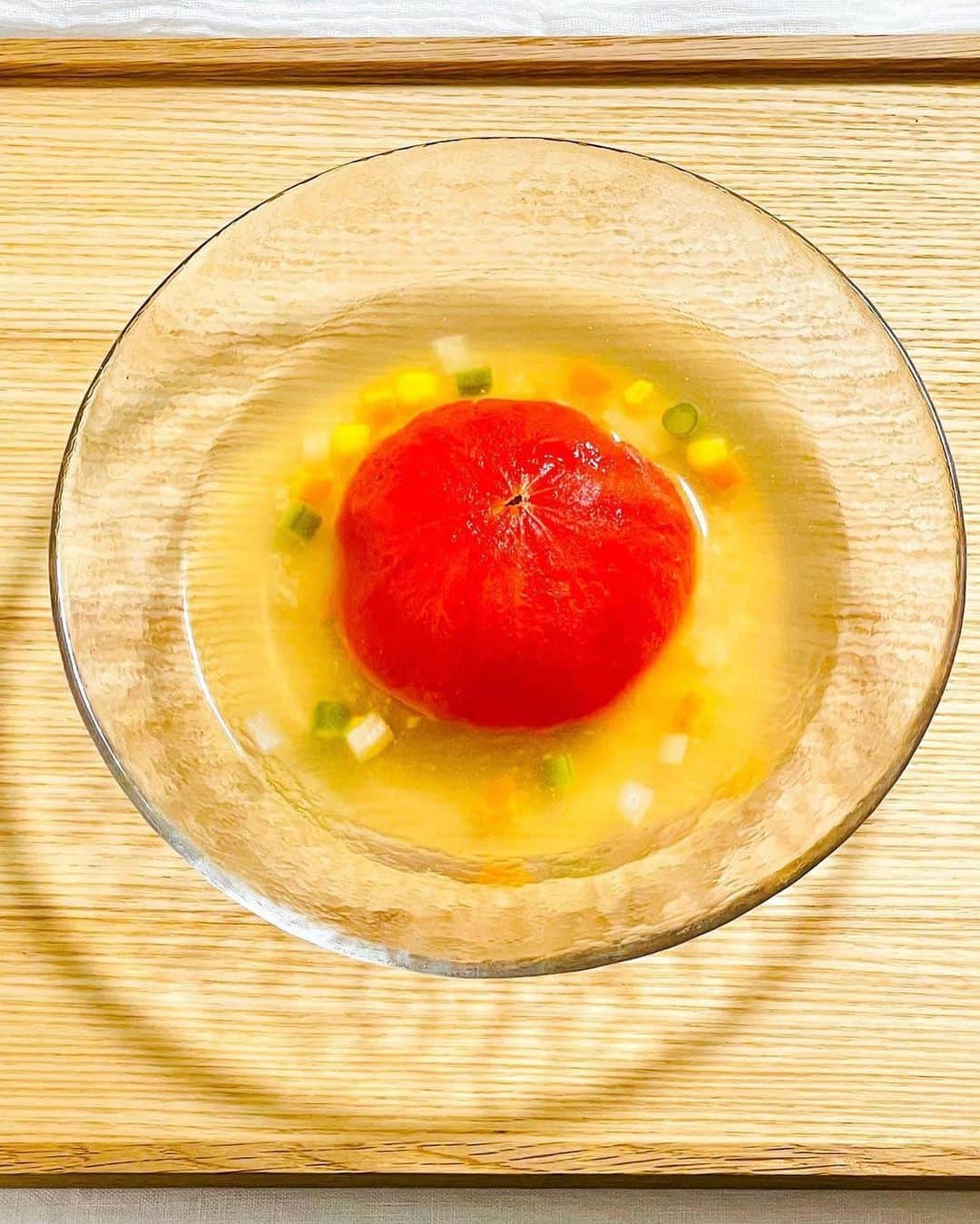 にんべん　おだしでキレイ習慣さんのインスタグラム写真 - (にんべん　おだしでキレイ習慣Instagram)「トマトの肉詰め🐟✨🍅⁉️ 季節によってこんなに#トマト のおいしさって違うんだっと日々感じております✨ あとやはり…価格が落ちるのが嬉しい🥹💕  今日も#にんべんだしアンバサダー さんの#おだしで夏飯 を紹介🐟🎵✨  @hi.romi.ta605 さん、ありがとうございます🐟💕 こんなに素敵なお料理が、とにかく簡単なのにびっくりしました‼︎‼︎🐟🍅✨冷製でもおいしい予感…‼︎‼︎  おいしいヒントがあったら、ぜひぜひアンバサダーさん同士もフォローし合ってみてくださいね☺️  ・ ・ ・  𓂃✺まるごとトマト #おだしで夏飯 ✺𓂃 ⁡ 夏野菜の代表🍅トマトまるごと味わっちゃいましょう❣️ #簡単レシピあり ⁡ 毎年　夏になると作る簡単料理😊 夏バテ気味だな～って思うときにちょうどいい感じですよ🍅　(トマト苦手じゃなければ) ⁡ 煮たトマトは酸味が抜けてまろやかで 鶏ひき肉と豆腐がお出汁を吸ってフワフワ食感 ⁡ 心がほんわか和らぐ、トマトとお出汁を味わうひとさらです☺️ ⁡ だしスープには、 🟡トウモロコシ 🟠にんじん 🟢インゲン豆 ⚪️玉ねぎ も散らして、彩りも加えてみました ⁡ ⁡ ꙳꙳꙳˙˙˙꙳꙳꙳˙˙˙꙳꙳꙳˙˙˙꙳꙳꙳ ⁡ ˗˗˗˗˗˗˗˗˗˗˗˗˗˗˗˗˗˗˗˗˗˗˗˗˗˗˗˗˗˗˗˗˗˗˗˗˗˗˗˗˗˗˗˗˗˗˗˗˗˗˗˗˗˗˗˗ まるごとトマトの出汁スープ ˗˗˗˗˗˗˗˗˗˗˗˗˗˗˗˗˗˗˗˗˗˗˗˗˗˗˗˗˗˗˗˗˗˗˗˗˗˗˗˗˗˗˗˗˗˗˗˗˗˗˗˗˗˗˗˗˗ 【材料】 トマト…２個 鶏ひき肉…100g 豆腐（水切りする）…100g 玉ねぎ（みじん切り）…30g 塩こしょう...少々 ⁡ ◆鶏がらかつおポーションだし...１個 ◆水...200ml～300ml 　※トマトの大きさや、味の好みで濃さは調整してください。 ⁡ 塩...小さじ 1／2～1／4 ⁡ ⁡ 【作り方】 1⃣豆腐は水切りしておく。 　玉ねぎはみじん切りにしておく。 ⁡ 2⃣トマトはヘタの部分を切り落とし 　中身をスプーンでくり抜く。 ⁡ 3⃣鶏ひき肉、豆腐、玉ねぎ、塩コショウを 　よく混ぜ合わせ、トマトの中に詰める。 ⁡ 4⃣鶏ひき肉側を下にして、鍋にトマトをいれる。 ⁡ 5⃣◆を入れて、弱火で20分ほど煮ると 　トマトの皮が自然とはがれてくるので、すべて取り除く。 ⁡ 6⃣最後に塩で味を調えて 　出来上がり ⁡ ⁡ ꙳꙳꙳˙˙˙꙳꙳꙳˙˙˙꙳꙳꙳˙˙˙꙳꙳꙳ ⁡ ⁡ 今日も見ていただきありがとうございます😊 皆さまの今日が素敵な一日になりますように💗 ⁡ 🌈𝙻𝙾𝚅𝙴 & 𝙿𝙴𝙰𝙲𝙴 & 𝚂𝙼𝙸𝙻𝙴 & 𝙹𝙾𝚈!!🌈 ⁡ ⁡ ⁡ #ぎゅーっとポーションだし #にんべんだしアンバサダー #だしのある生活 #にんべん#ある夜のおうちごはん  #夏野菜レシピ #旬の野菜を食べよう  #夏のお野菜 #夏バテレシピ  #元気になるレシピ #元気になるごはん #からだにいいごはん　#からだに優しいごはん  #楽しいおうちごはん #おうちごはんを楽しもう #オリーブノート #オリーブノートアンバサダー #フーディーテーブル #ネクストフーディスト」6月29日 10時30分 - ninben.dashiambassador