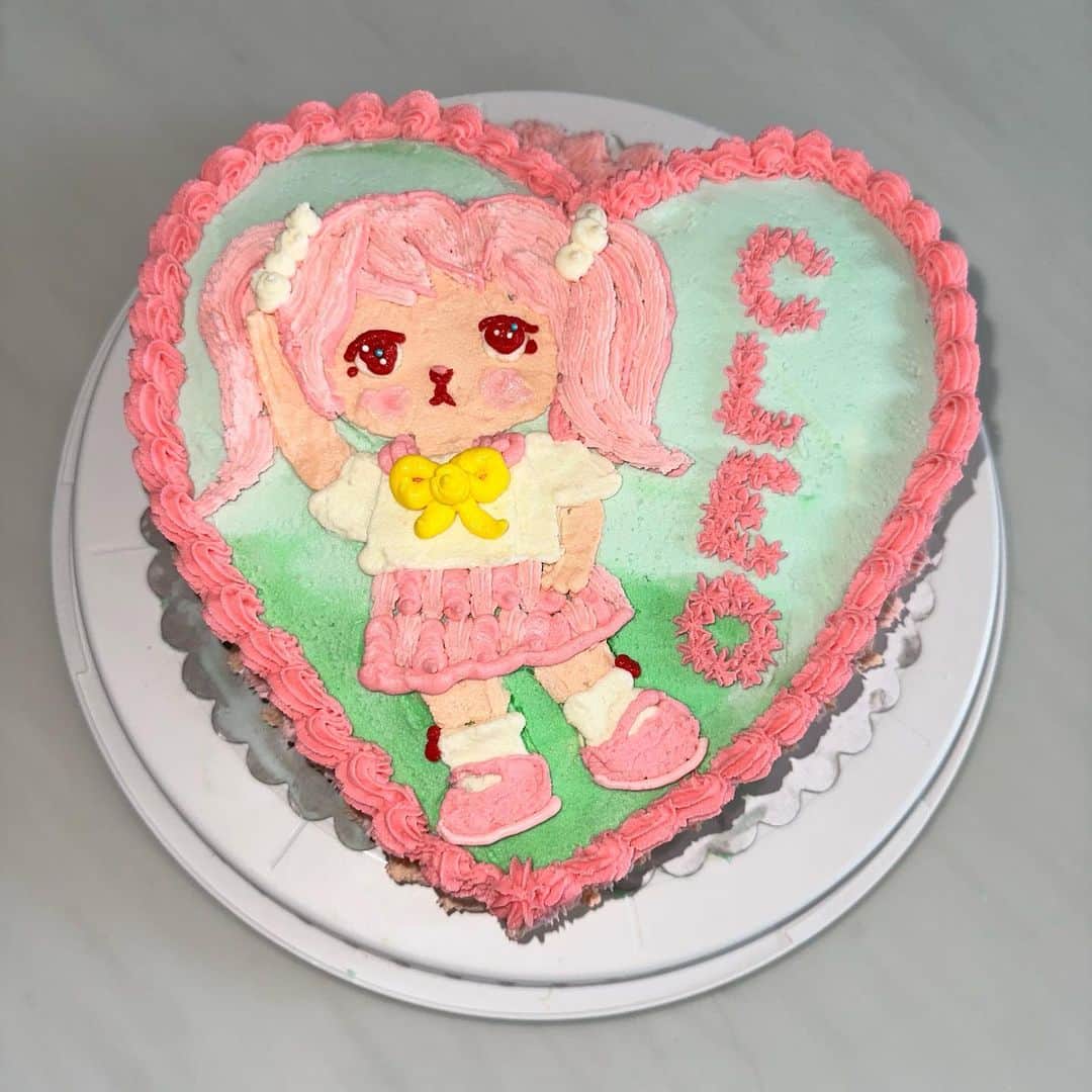 オランピアルタンのインスタグラム：「Cleo’s @popmartglobal cake 💕🎂🐰 for a WSP birthday picnic 🧺 #kidsgonewild #OLTbakery #popmartcake #bunnyschool #HBDCLT #letan27」