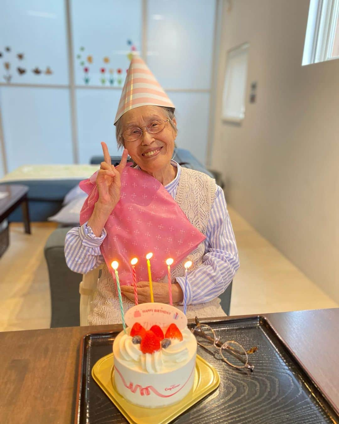 林えみりのインスタグラム：「先日、祖母がめでたく95歳になりました㊗️  おめでとう。 いつもありがとう。  最近からデイサービスに通い始めた祖母。 私が子供の頃にやってもらった、 使うものに名前を入れる作業を今、祖母にしてあげられる幸せ。  介護保険の申請だとかケアマネさん探し、 デイサービス探しなど、わからないことだらけで 困りましたが友人などに相談して一歩づつクリア。 相談に乗ってくれた皆様ありがとう。  ケアマネさんがついてからは色々と相談ができて、 （恥ずかしながら泣きながら電話してしまったりもあった） 自分でやりたくてやっていることなのに、 幸せに思えなかったり、感謝できなかったり、優しくできなかったり、色々と上手くできない自分が心底嫌いになっていたけれど、それで少し救われた。  数年前の自分だけのペースで モデルをやっていた日々とは全く違う生活スタイルのここ数年。  自分が綺麗でいることなんかより、 （そもそも綺麗って何かという話でもある。 誰かの基準をあてはめていないか）  映える写真を撮ることより、 おしゃれな場所に行くことより、 おしゃれな服を着ることより、 人気者になることより、 良いお仕事を獲得するより、 良い人でいることより、 上手く文章を作って発信することより、 そもそもそれらの価値があるようなことの正体は一体何なのかと気付く作業より、  そんなものより今は大切な事がある。 優先したい事がある。  ここ数ヶ月、 そういう事を感じて 自分で再認識していました。  特に女性は、結婚や、妊娠出産、介護などライフステージによって 今までの輝いていた‘ような’自分と そうではない‘ような’自分に悩むことも 多いのではないでしょうか。  だけど、 周りからはそんなことは分からないから見た目が変わった事で色々と判断されてしまう様な気がしたり。。 例えば太っただとか、髪がボサボサだとか、シミが増えただとか、服がださいだとか、、、、　  だけどそんなものは 一人一人がそれぞれ持ってる ものさしで勝手に測っている事であって、  この世に唯一の物差しはないので 『あー、あの人はそういう物差しを使ってるんだなぁ、、』の一言で終わる話なのですが、言われた事で心を痛めてしまったりもします。  わたしは、  私自身の価値は 「見た目」だけ、または「状態」だけで揺らぐものではない。  という事を本当に深いところで学ばなければなりませんでした。今もその途中です。  ちょっと一回自分以外の物差しとか そういうのを 全部置いといて、 ゆっくり呼吸したい。  人生の中の少しの時間を 家族と過ごすことだけに費やしても 罪悪感を感じる必要はない。  今自分の中でまた新しく 意識の大きな変化がありそうなこの頃です。  #おばあちゃんと孫 #95歳」