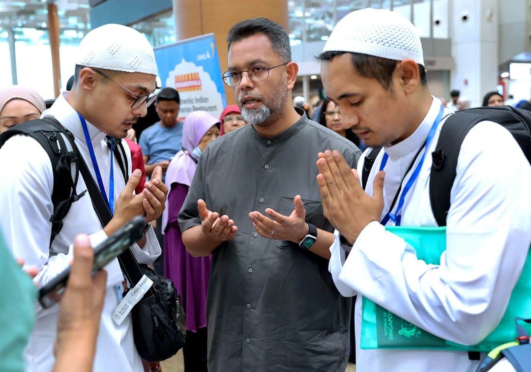 リー・シェンロンのインスタグラム：「Selamat Hari Raya Aidiladha!   Muslims around the world commemorate Aidiladha or Hari Raya Haji today, which falls on the 10th day of Zulhijjah (the 12th month in the Islamic calendar). Muslims here gathered at mosques and supplementary venues islandwide to perform their Aidiladha prayers. 52 local mosques have also facilitated korban services overseas.   With the easing of COVID-19 restrictions, we are seeing more pilgrims performing the Haj this year, about 900 of whom are Singaporeans. I wish all pilgrims well and urge everyone to take care of themselves and look out for one another to ensure a safe and meaningful pilgrimage.   For those heading out for visiting or receiving guests at home, have a wonderful time with your loved ones! – LHL   (MCI Photo by Lim Sin Thai)」
