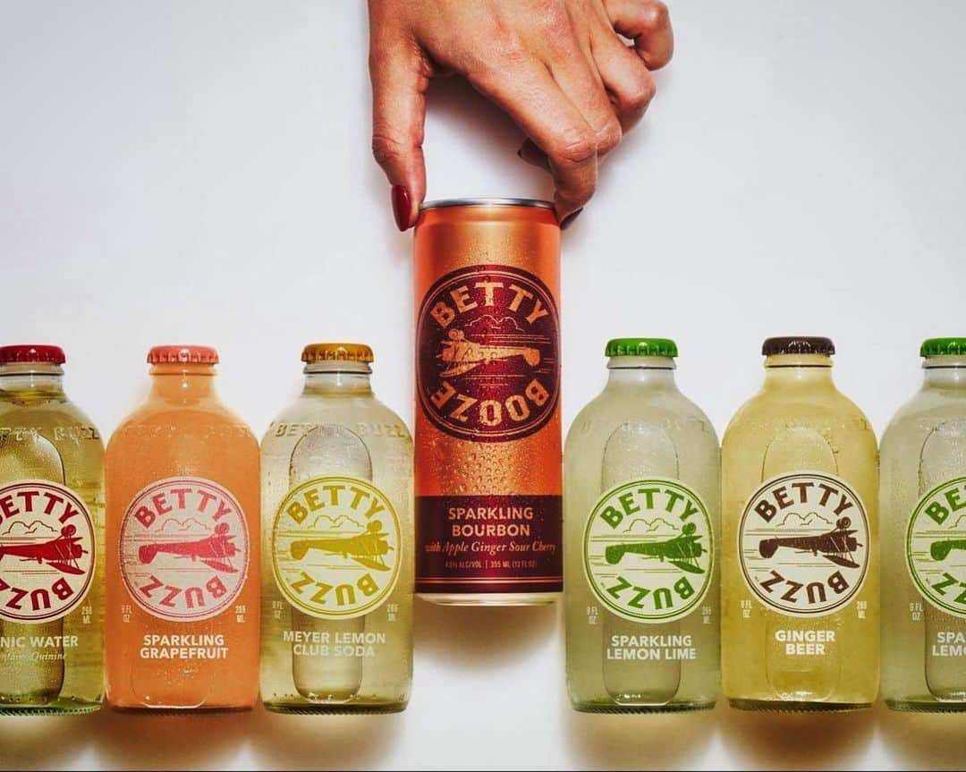 ブレイク・ライヴリーのインスタグラム：「@bettybuzz Good for all ages and preferences. Zero alcohol. @bettybooze for those who want the alcohol. …Because that’s what hosts do. We make something for everyone. And not usually ourselves. Wait, I’m describing moms now.」