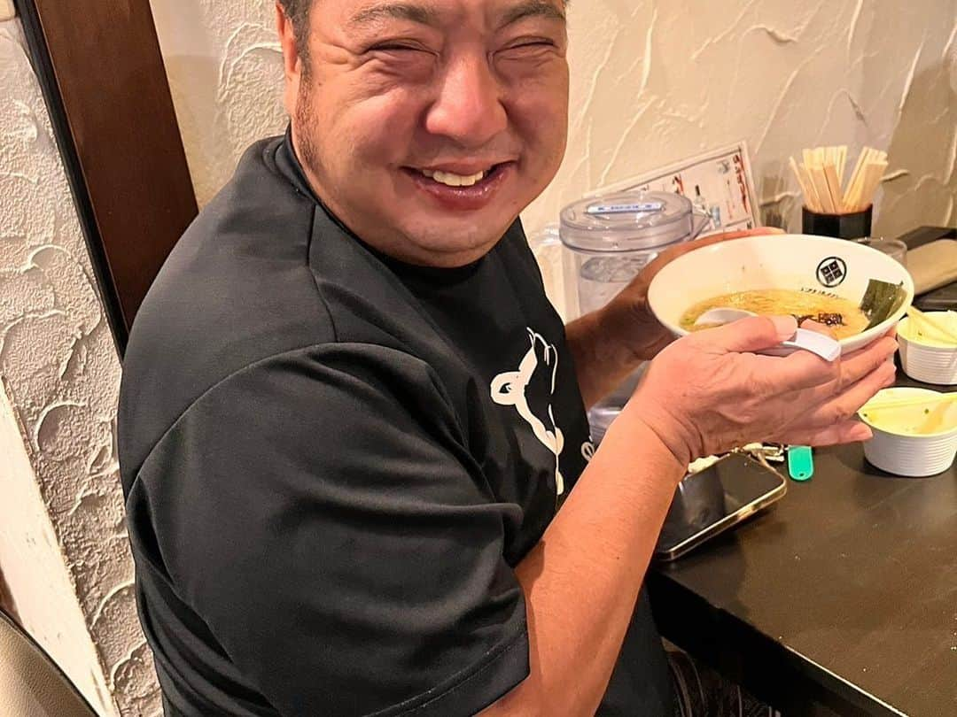 どさけんさんのインスタグラム写真 - (どさけんInstagram)「厚狭「泉屋」さんのラーメンが湯田温泉で食べられる！ってことで「深夜ラーメン ル·マツ」にお邪魔してきました！  濃厚なのにしつこくない最後の1滴まで飲みたくなるスープ！そしてスープがよく絡む細麺！  深夜11時に無我夢中で食べました。  替え玉すれば良かった！今になって後悔！  サイドメニューも秀逸！  ル·マツさんの深夜ラーメンは夜10時からです！  みなさんぜひー！  #泉屋 #ルマツ #湯田温泉 #湯田温泉〆 #山口市ラーメン #湯田温泉ラーメン #山口市ラーメン #深夜ラーメン  #深夜急行 #沢木耕太郎 #」6月29日 10時36分 - dosaken101