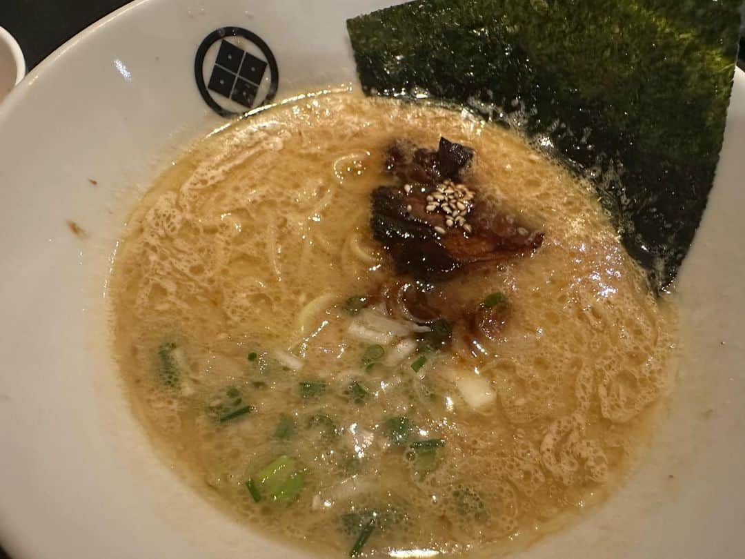 どさけんさんのインスタグラム写真 - (どさけんInstagram)「厚狭「泉屋」さんのラーメンが湯田温泉で食べられる！ってことで「深夜ラーメン ル·マツ」にお邪魔してきました！  濃厚なのにしつこくない最後の1滴まで飲みたくなるスープ！そしてスープがよく絡む細麺！  深夜11時に無我夢中で食べました。  替え玉すれば良かった！今になって後悔！  サイドメニューも秀逸！  ル·マツさんの深夜ラーメンは夜10時からです！  みなさんぜひー！  #泉屋 #ルマツ #湯田温泉 #湯田温泉〆 #山口市ラーメン #湯田温泉ラーメン #山口市ラーメン #深夜ラーメン  #深夜急行 #沢木耕太郎 #」6月29日 10時36分 - dosaken101