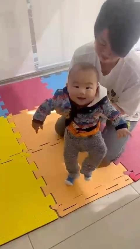 ジェシカ・ヤマダのインスタグラム：「Pra quem curte um RAGATANGA 🕺🏻🪩 @cazuomatsumoto  @leominatoym #rouge#ragatanga#bebe#bebedancarino#baby#babyboy」