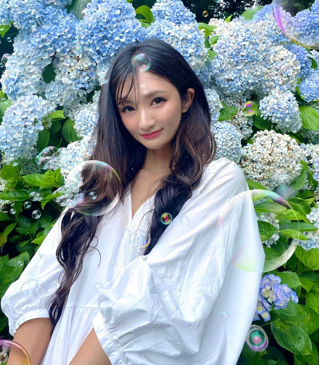 ばんちゃんのインスタグラム：「シャボン玉🫧でこの時期しか撮れない紫陽花と最高の演出🫧 どの写真が一眼レフで撮ったでしょ〜う？正解はコメント欄に🫶 . . @nextprotein_official のバブルガンはminiでもこのバブルの量出るのに軽量で小さい子でも肩に掛けて持ち運べる🫶 お値段も税込2880円でお手軽♡ . . 外遊び、結婚式演出、写真演出、パーティーにいっぱい需要ある🫧  PR @nextprotein_official #バブルガン #夏休み #外遊び #フェス #シャボン玉 #キャンプ #パーティー #電動バブルガン#演出#シャボン玉演出#シャボン玉おじさん #紫陽花#紫陽花の壁#吉備津神社 #紫陽花まつり #岡山#岡山県#岡山県倉敷市#紫陽花の季節 #ポートレート撮影」