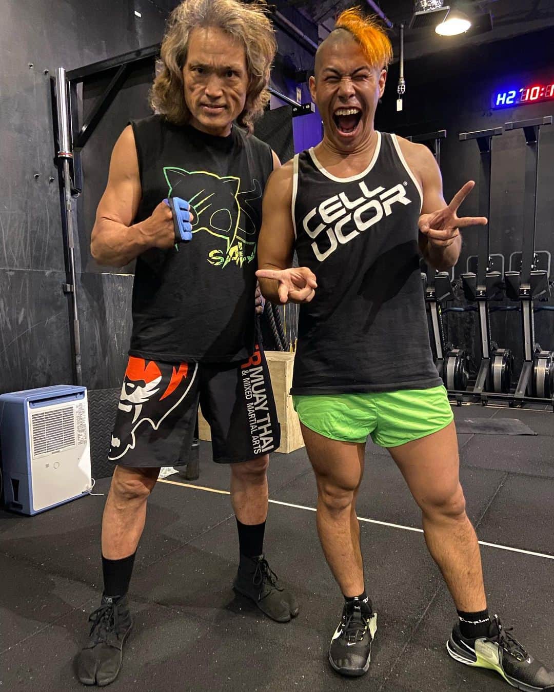 関札皓太のインスタグラム：「今日も朝からクロスフィット！！！ 懸垂5回→腕立て10回→スクワット15回を20分ひたすら繰り返すというそれはもう生き地獄。結果は20周と11回でした。 同じクロスフィットジムに通うAKIRAさんにもやっとお会い出来ました🙌 #クロスフィット」