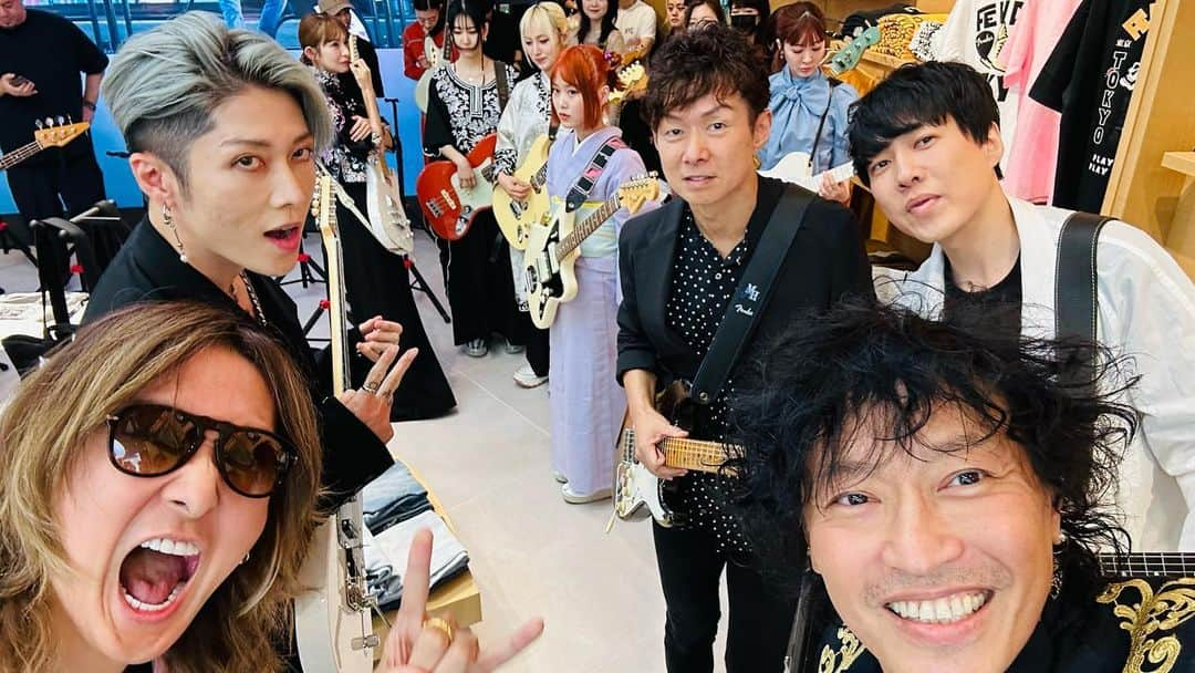 日野賢二さんのインスタグラム写真 - (日野賢二Instagram)「FENDER  FLAGSHIP STORE!! Representing Fender’s First ever Store ^_^Miyavi,J, Michiya Haruhata,Hama Okamoto,Souichiro Yamauchi,#fender #fenderflagship #fenderbass #fenderguitars #fenderamps #jinobass #miyaviishihara #hamaokamoto #fenderjinojazzbass #フェンダー　#へんだー」6月29日 10時53分 - jinobass