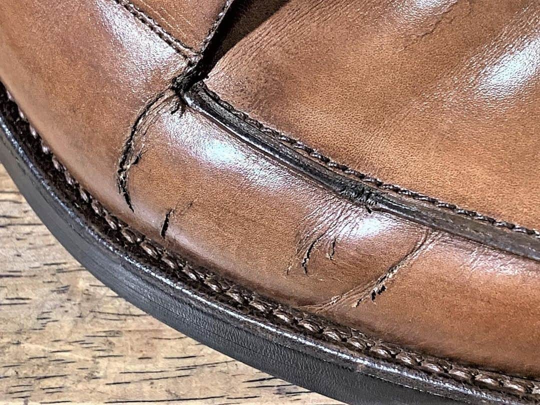 m.mowbrayさんのインスタグラム写真 - (m.mowbrayInstagram)「革靴のひび割れ・裂け問題どうする？  . . . .  久しぶりに履こうと思った一足を取り出してみたら、なんとひび割れが… なんてことになっていたら、ショックですよね。  長く履いていると起こりがちな革のひび割れ、裂け問題はどうしたらいいのでしょうか。 さまざまな原因によりおこる現象なので、完全に防ぐのは難しいですが、なるべく裂けないように履きたいものです。  今回はひび割れや裂けを防ぐためのポイントを3つ、ご紹介していきます！  ------ @｜ハイライト ▶▶▶ひび割れ ------  よりご覧いただけます。 ぜひ、チェックしてみてください🔥 . . . . ￼#靴磨き  #靴修理  #靴を磨けば未来も輝く #買えない価値が輝き出す #靴磨きは価値磨きです  #靴磨き  #靴修理  #シューシャイン  #シューケア #ハイシャイン #鏡面磨き #shoeshine #靴磨き選手権大会 #靴磨き選手権大会2023  #ハイシャでイン  #鏡面仕上げ  #鏡面磨き  #ハイシャインプライマー  #ミラーフィニッシャー」6月29日 10時54分 - m.mowbray