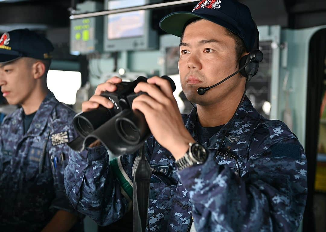 海上自衛隊さんのインスタグラム写真 - (海上自衛隊Instagram)「真剣な表情で前方を見つめ、しっかり見張り！🫡  #ファインダー越しの世界 #いずも #訓練 #警戒監視 #海上自衛隊 #海自 #真剣 #キリッ」6月29日 11時00分 - jmsdf_pr