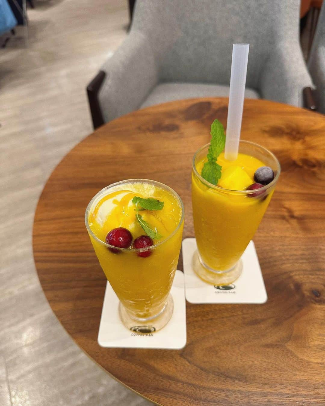 秋山衣梨佳さんのインスタグラム写真 - (秋山衣梨佳Instagram)「🥭🥭🥭 　 　 珈琲館の夏ドリンク〜🍹🥭 ✔︎ 2種のマンゴーフロスティ ✔︎ 2種のマンゴークリームソーダ  アルフォンソマンゴー&アップルマンゴーの 2種類のマンゴーを使った 夏にぴったりのドリンク☀️  フロスティはシャリシャリしてて クリームソーダはアイスが入ってて デザート感覚で飲める🥭 どっちもアップルマンゴーが ゴロゴロ入っててお腹も膨れた😋 　 珈琲館の落ち着いた雰囲気で飲むのも良し テイクアウトも良し、夏ドリンクを是非☀️  　 @coffeekan_official #sponsored #珈琲館 #喫茶店 #レトロ喫茶 #サンドイッチ」6月28日 11時00分 - akiyamaerika