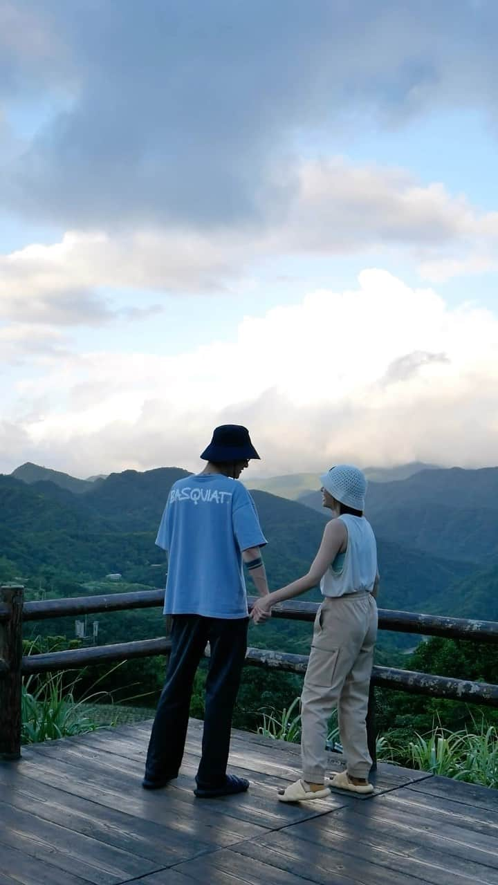 宇珊のインスタグラム：「#一週一露 #新北坪林南山寺  只有一天的假期 不想因為交通而浪費了享受的時間 開40分鐘就可以到 這裡其實已經來過兩次了 旁邊仙公廟有水廁 如果沒準備什麼食物還有小吃販賣部😆 只是阿公阿嬤很看心情開店 寺廟再往下走一點點就可以看到這塊地 雖然是免費的但地主有幫大家整地除好草 希望有過去的人都可以禮貌愛護～ 坪林附近都是茶園、梯田 整片綠油油的視野遼闊看得心情就很好 而且意外的不會很熱！ 雖然我來兩次都沒看到雲海 天氣好滿多人凌晨就會來這裡拍攝 但沒關係我有看到彩虹🌈喔！  小胡喝著啤酒看著風景跟我說 覺得我們的生活真的改變了 當初我大概考慮了15秒就決定買車 他還認為我太衝動或許不需要可以再想想 但有時候就是想太多了～ 如果真的很想達成目標那就衝啊！ 想這麼多只是看著別人完成你想做的事 然後再羨慕別人再給自己理由藉口 「我也想要做，只是還沒好嗎」 疫情過後從沒想過 我從一個工作狂只要休息就會焦慮有罪惡感 變成現在每天都期待放假去大自然的野孩子 過了32年終於找到我的紓壓方式了 好喜歡這樣的生活 努力工作 用力玩耍 適度放鬆 隨時出發 你呢？有想做的事情但遲遲不開始嗎？ 先不要想那麼多～勇敢的跨出那一步 才會實際上的離夢想理想更近一點！ 關注 #一週一露 了嗎？ 下一趟要去哪裡呢？ #jimnylife #jb74 #bekindcrazy #想問景點配備都可以私訊我」