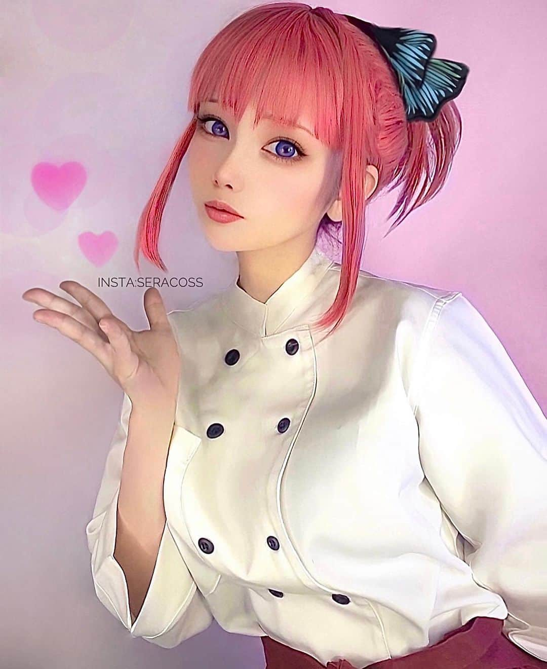 せら☆こすのインスタグラム：「my cosplay #ninonakano  @seracoss 💕 やってみたかったエプロンスタイルのニ乃ちゃん🥰😘 ウィッグでポニーテールを作るのが本当に難しくて、何度もやり直し 😖🙌  costume support from 利休さん🙏 special thanks🙌🥹 . . . . . . . . . . . . . . . . 💎 kofi support information💎 My cosplay membership is always open 💙If you like my cosplay, please join my membership〜🥰🙏💕 . . . #nino #nakanonino #nakanoninocosplay  #gotoubunnohanayome #thequintessentialquintuplets #quintessentialquintuplets #gotoubunnohanayomecosplay #thequintessentialquintupletscosplay #ninocosplay #mikunakano #mikucosplay #mikunakanocosplay #nakanomiku #中野ニ乃 #中野三玖 #ごとうぶんのはなよめ #五等分の花嫁 #animecosplay #animegirl #animelover #animeedit #animeworld #animefan」