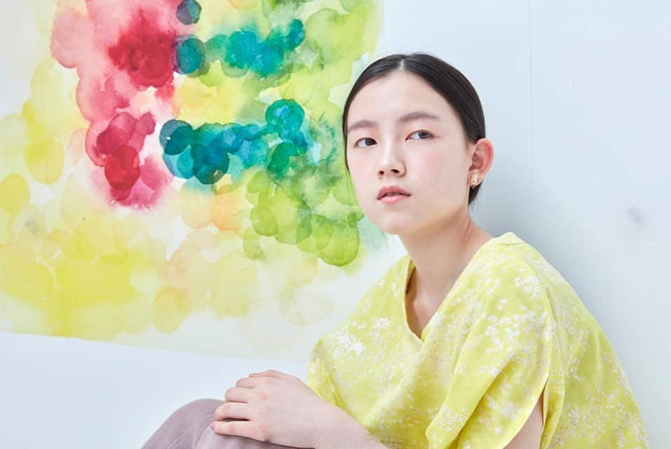 エトレンヌさんのインスタグラム写真 - (エトレンヌInstagram)「. ・帰山ある（étrenne artists）・  ほぼ日刊イトイ新聞 「NAOMI ITO 水彩画を着る」  ART:伊藤尚美 PO:井上佐由紀 STY:轟木節子 HM:草場妙子  #帰山ある #伊藤尚美 #井上佐由紀 #轟木節子 #草場妙子 @itoitonao @sayukiinoue setsuko.todo @kusabataeko @aru_to_art @hobonichi1101 #ほぼ日刊イトイ新聞 #エトレンヌ #モデル #étrenne #etrenne #model」6月29日 11時22分 - etrenne_official