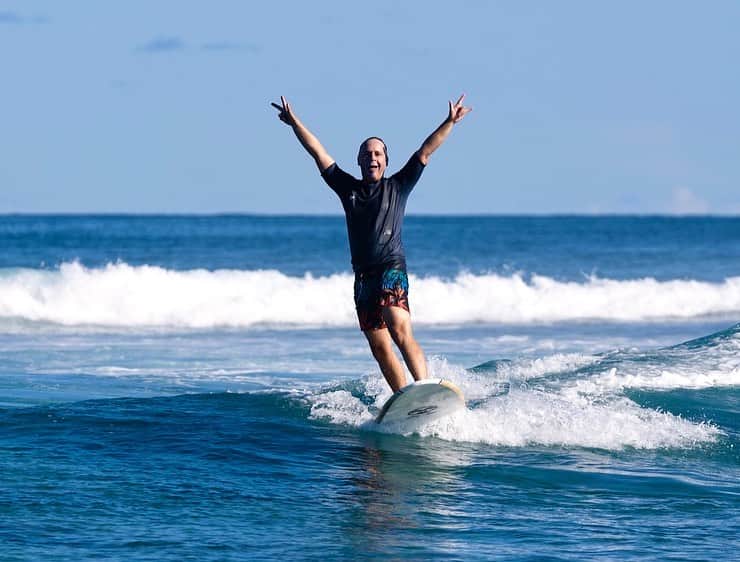 チャド・ロウさんのインスタグラム写真 - (チャド・ロウInstagram)「Surfing @tavaruaislandresort (swimming pools for those who know😜)  We can’t wait to go back!  So honored to have these photos taken by the incomparable @hisarahlee!   #surfing #softtopshredder #surfphotography  #blessed」6月29日 11時19分 - ichadlowe