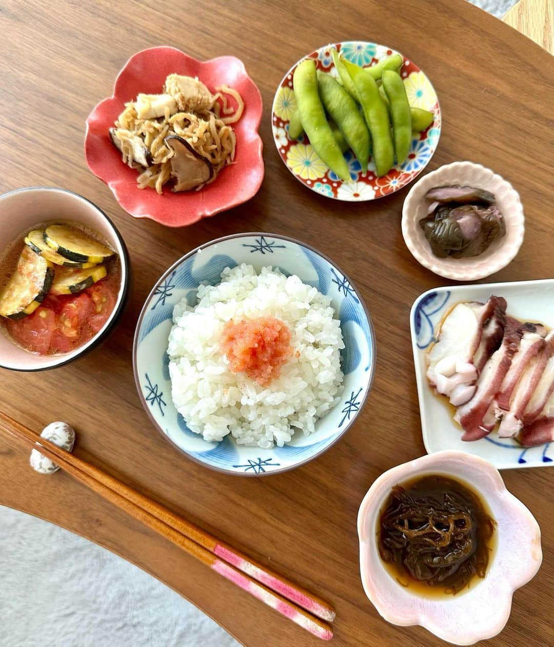 竹内渉のインスタグラム：「久しぶりにフィードで #あゆむめし 我が家はとーってもよく食べるので、基本的におかずも余らず、次の日までとっておく事がほぼできません🤣  なので最近はフライパン2回まわしとかで倍量用意して、作り置きを試みたりしています😋（家族が多いご家庭はどうしているのか聞きたい🥺） その甲斐あって朝は10分もしないで写真のご飯にありつける..幸せ🥹 欲を言えば汁物欲しいところですが、量的には十分^^ 盛っただけの簡単ご飯ですか、豆皿が可愛くて写真撮ってみました♡  #朝ごはん」