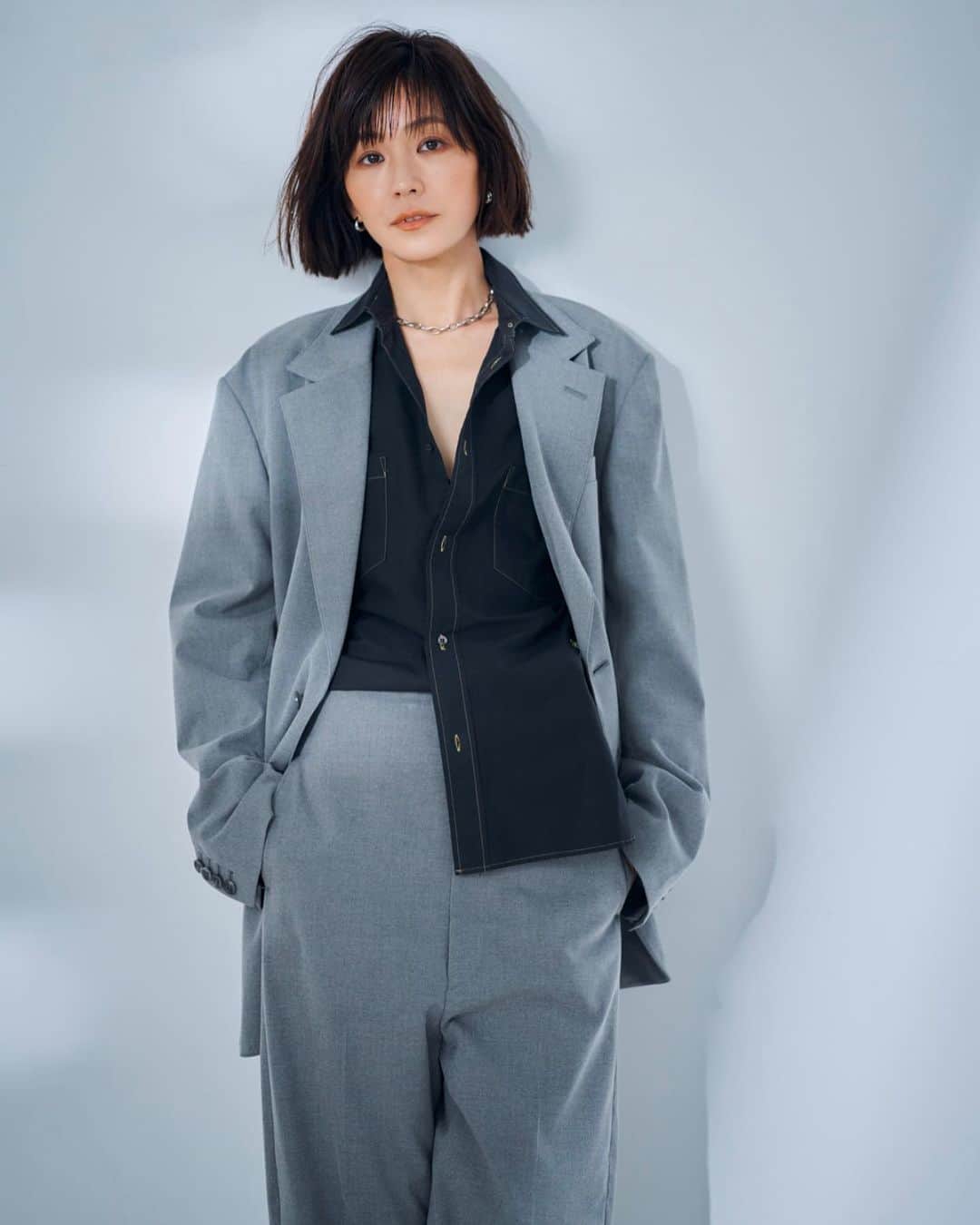 のインスタグラム：「🩶  @thehandsome.official   photographer  @shuuusei_arima  hair make  @rikaimazeki.hm  styling  @yukoogawaa」