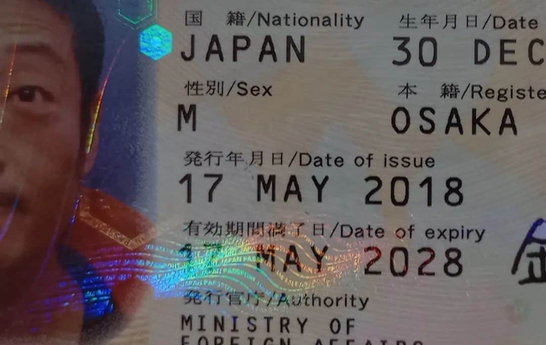 おおい大輔さんのインスタグラム写真 - (おおい大輔Instagram)「いつも思うねんけど  パスポートの  誕生日と有効期限  なんで月だけ  ローマ字やねん何月か  わからんっちゅーねん  切符買うとき  数字で打たなあかんのに  往生しまっせー  デックとメイ  人の名前かっちゅーねん」6月29日 11時28分 - ohi_daisuke