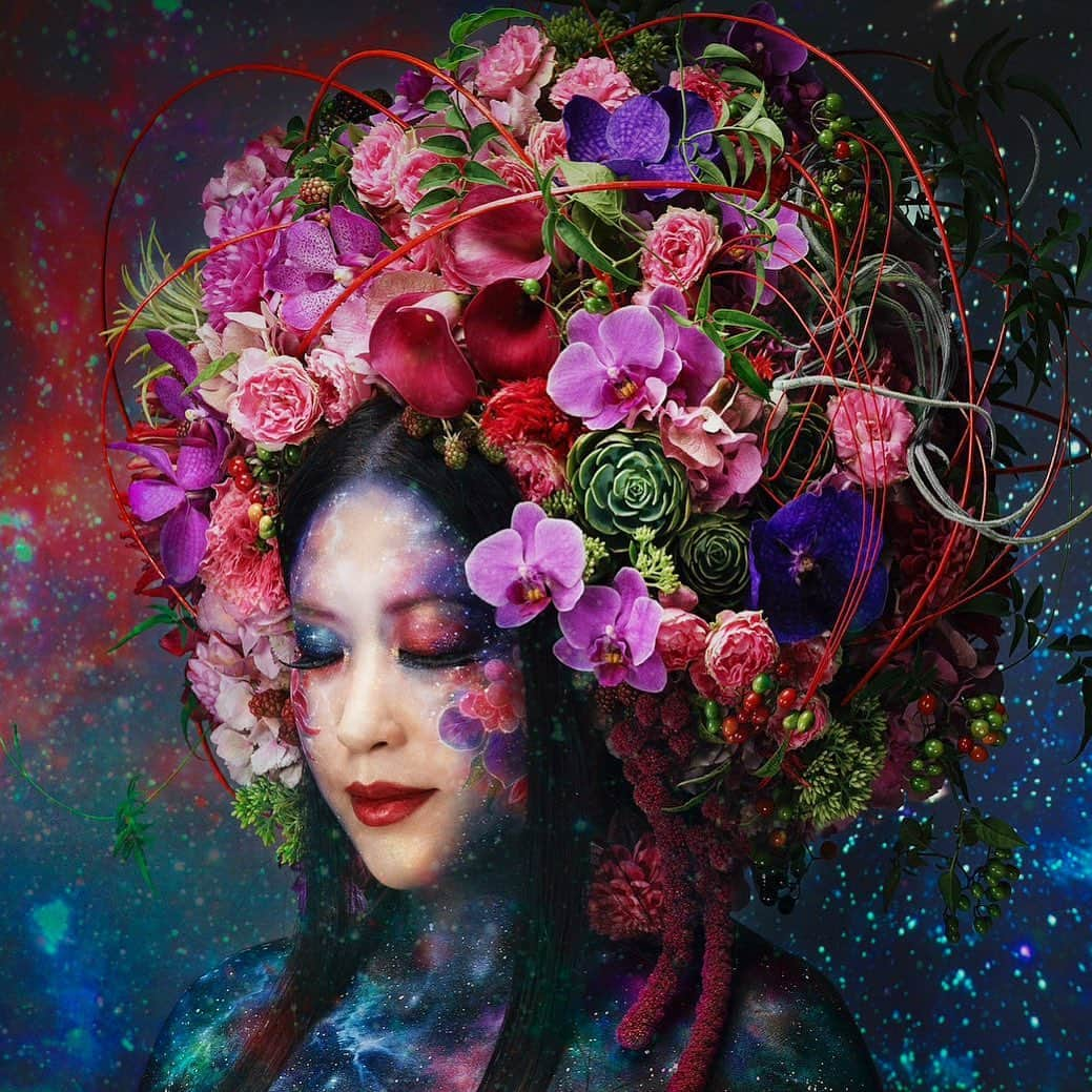 Amazing JIROのインスタグラム：「Did face and body paint and graphic design for Risa Kumon's first album, Ri-Verse!   Model：@risakumon   Makeup / Body Paint / Graphic Design : @Amazing_Jiro Head Floral Design : @aritaka_nakamura Assistant for Floral Head Production : Tomoko Nakamura Hair Stylist : Masami Takagi Photographer : @kodamax_photo Record Producer / Creative Director : @Roromuzic  #amazing_jiro #risakumon #singer #newalbum #RiVerse #musicartist #music #rnb #soul #musiclover #coverart #album #facepaint #bodypaint #sfxmakeup #sfx #artwork #universe #フェイスペイント #ボディペイント #特殊メイク #メイク #歌手 #音楽 #アルバム #リリース #ジャズ #ソウル」