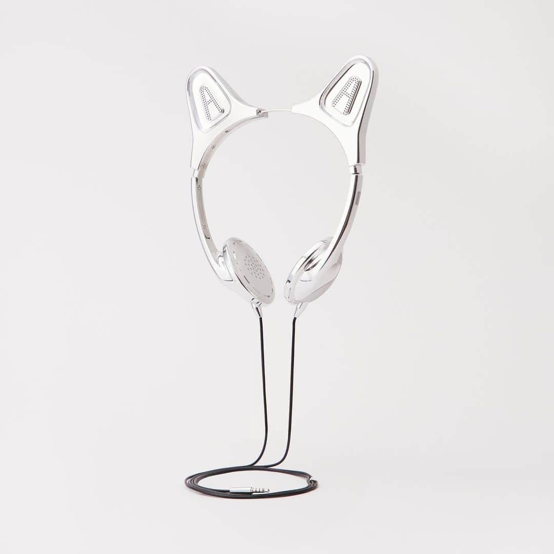 YOONのインスタグラム：「AMBUSH SS2023 CAT EAR HEADPHONE + CD PLAYER CASE should be ur 𝑬𝑺𝑺𝑬𝑵𝑻𝑰𝑨𝑳 #accessories <3 ♫♪♡（╹◡╹）♡」