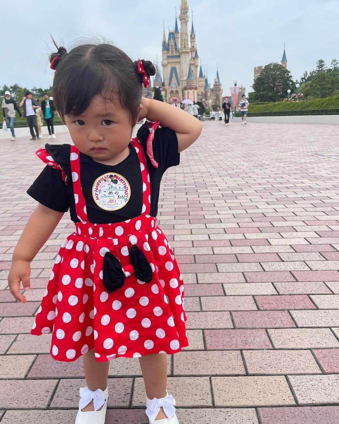 内山久美のインスタグラム：「🏰1st Visit Disneyland🏰  ホーンテッドマンション、カリブの海賊、白雪姫…何に乗っても泣かない2歳🤔  ポップコーン🍿大好き❤️  好きな人形買ってあげるよって恵梨ちゃんと買い物行って、選んだのはハム🤣🤣🤣  素敵なセンス👍  楽しいBirthday Disneyでした✨   #ディズニーランド  #ディズニー  #ミニーマウス  #ミニーマウスコーデ  #birthdaydisney   #トイストーリー  #ハム」