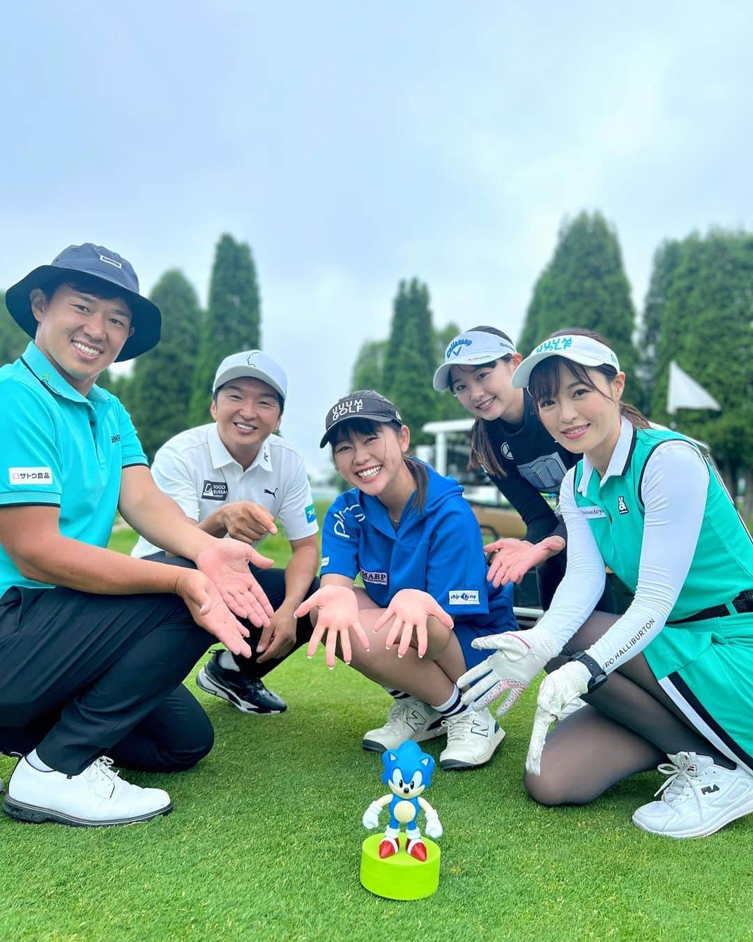 高橋としみのインスタグラム：「いよいよ本日開幕✨✨ #セガサミーカップ2023 ⛳️ @segasammycup_official   昨日はプロアマに参加して UUUMGOLFで生配信もしました🏌️‍♀️ 見てくれた皆さんありがとうございます😊  今日からセガサミーカップ公式 ホームページで4日間配信があります！ 進藤さんもかえでちゃんもいるので 皆さんそちらの配信も是非見てください⛳️  16番ホール注目です🏌️‍♀️  UUUMGOLFに出てくださってる プロもたくさん出場しています！ みんなで応援しましょう🫡  ウェア　@archivio.official  #ゴルフ#ゴルフ女子#ゴルフコーデ #セガサミーカップ#ザノースカントリーゴルフクラブ #アルチビオ」