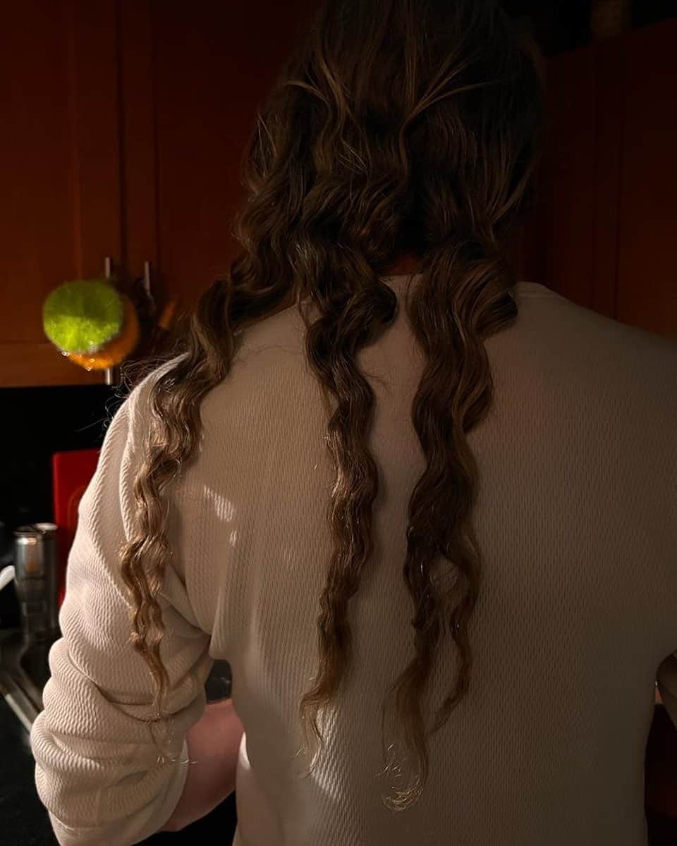 のインスタグラム：「Long hair Don't care .........#newyork goodnight ✨✨✨🌙... 🪶」