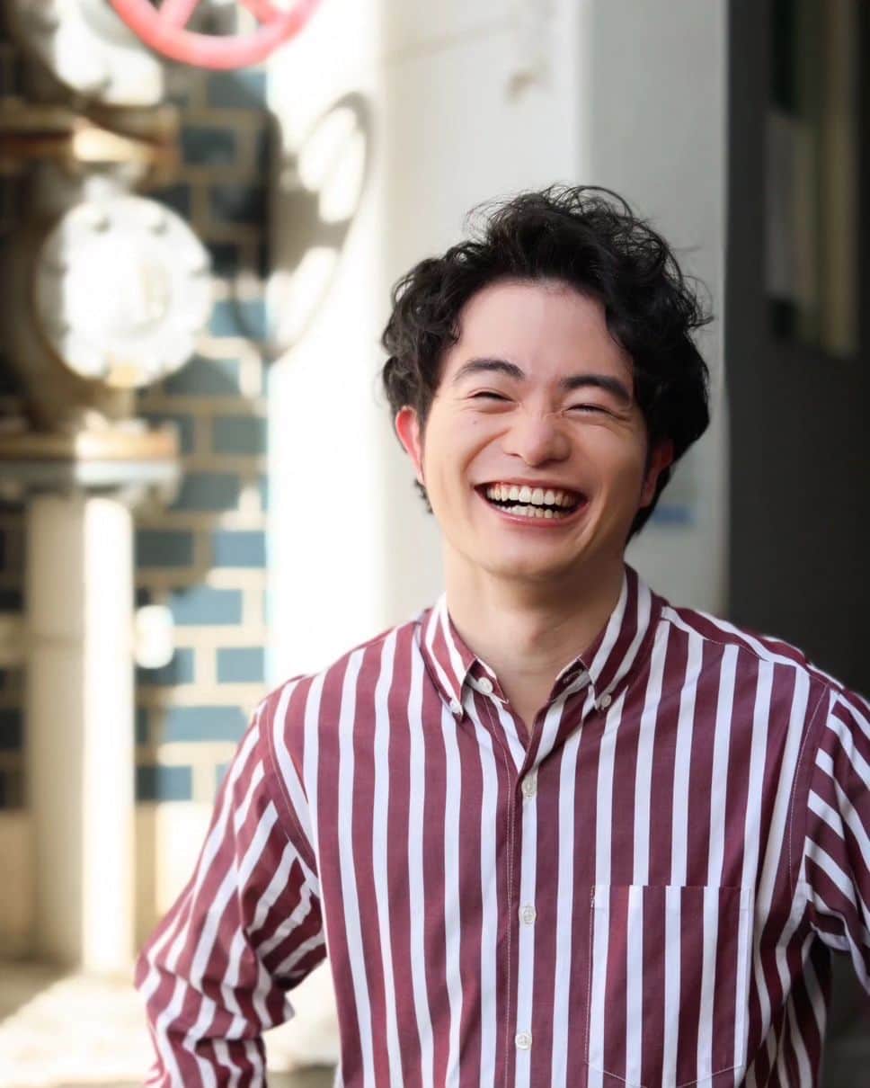 森永悠希のインスタグラム：「今年も無事、誕生日を迎えることができました…！  今年は仕事からの帰路にて、誕生日を迎えました(笑)  『おめでとう！自分！(笑)あっ、ケーキ買いに行かなきゃな～』なんて思いながら…(笑)  で、この写真、プロフィールの別バージョン的なものなんですが、田中偉登くんが撮ってくれました。  『次プロフィール写真変えるなら、僕に撮らせて下さいよ！』と言われたのをきっかけに、ほんとにやれたら素敵だな…！と思った僕は事務所に相談して、OKをもらったので、正式にご依頼させてもらいました…！  気心知れた仲でも、仕事となるとちょっと気恥ずかしいもんで…(笑)  でも仕事のときの顔とはまた違う表情が出たんじゃないかな…と思いながら、この写真は今日にふさわしいと思って、あげました！  こういう縁が形になること、もっともっとしていきたいなぁ…！  自分も勿論ですが、皆さんにも楽しい気持ちをシェアできるように、これからも頑張っていきます！  長くなりましたが、27歳の森永悠希も宜しくお願いします！！  #森永悠希　#誕生日　#ハッピーバースデー」