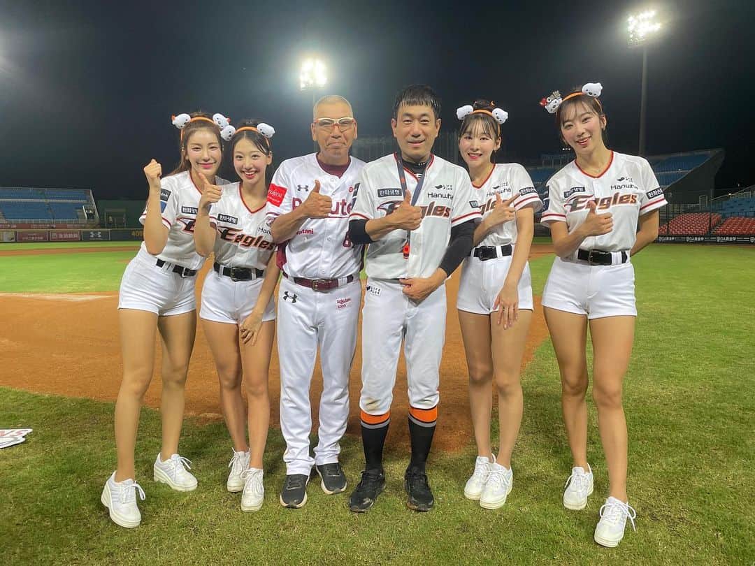 古久保健二のインスタグラム：「2015年に在籍していました、ハンファイーグルスの団長とチア😁 応援ありがとうございました。懐かしいですね✋️謝謝 감사합니다 #CPBL#樂天モンキーズ#KBO#ハンファイーグルス」