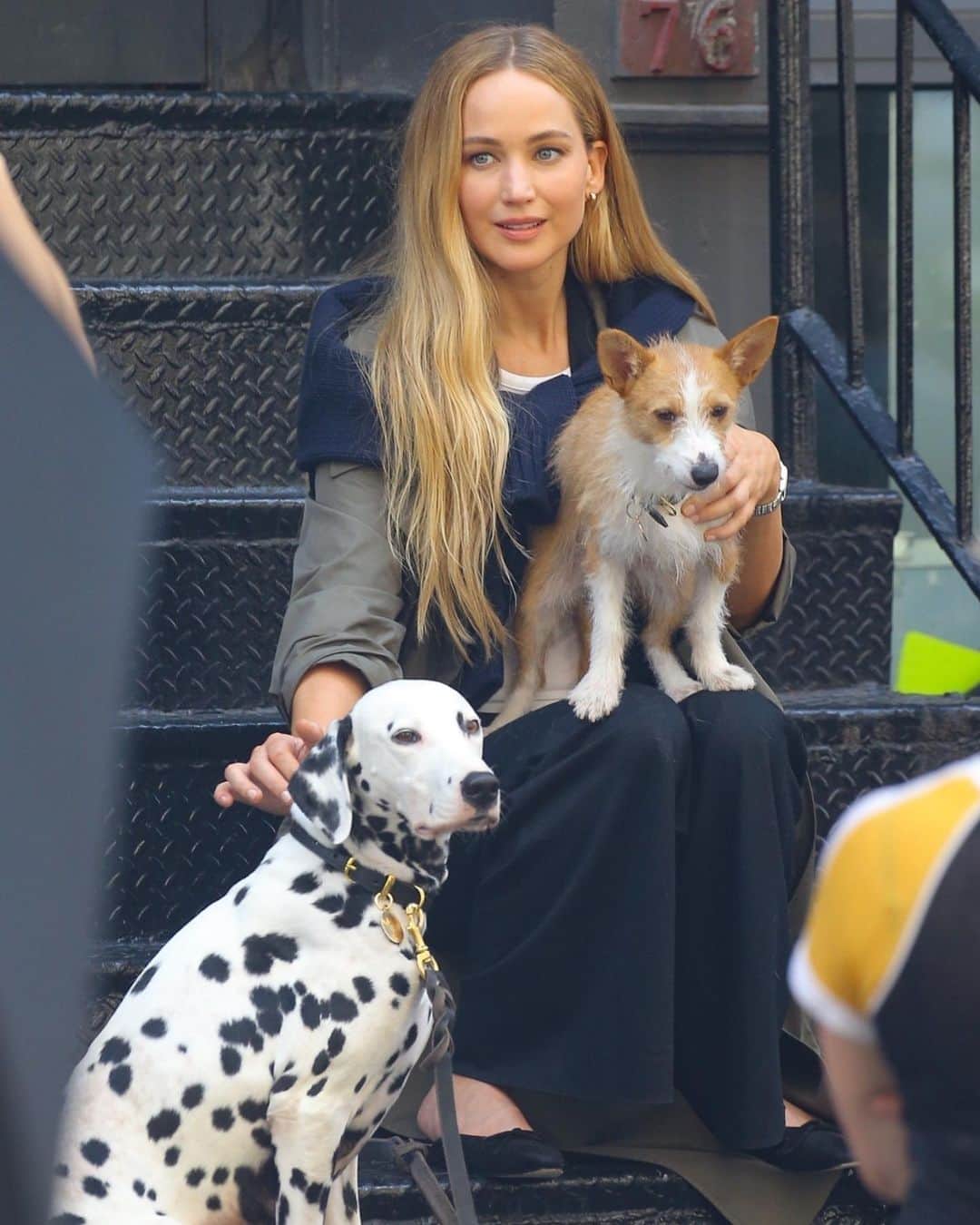 Just Jaredさんのインスタグラム写真 - (Just JaredInstagram)「Jennifer Lawrence takes over the streets of NYC to film a new Dior commercial with some adorable dogs! #JenniferLawrence Photos: Backgrid」6月29日 11時44分 - justjared