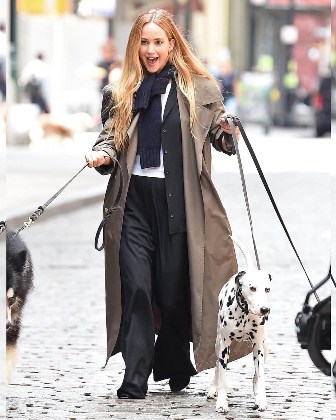 Just Jaredさんのインスタグラム写真 - (Just JaredInstagram)「Jennifer Lawrence takes over the streets of NYC to film a new Dior commercial with some adorable dogs! #JenniferLawrence Photos: Backgrid」6月29日 11時44分 - justjared