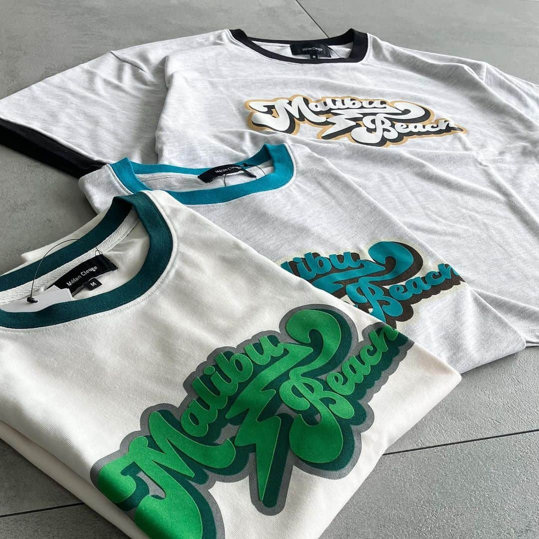 Melan Cleuge_officialのインスタグラム：「melan cleuge メランクルージュ メンズ  《メンズＴシャツコレクション》  襟と袖が配色になった リンガーＴシャツ。  ロゴは少し表面感のある フロッキープリントを使用。 夏らしいポップなロゴが スタイリングのアクセントになります。  MALIBU BEACH Tシャツ ¥4,950（tax incl.）  #melancleuge  #メランクルージュ  #ちょうどいい大人服  #カジュアルコーデ #古着男子 #2023SS #Ｔシャツ #リンガーtシャツ  #フロッキー  #ユニセックス  #ユニセックスアイテム」