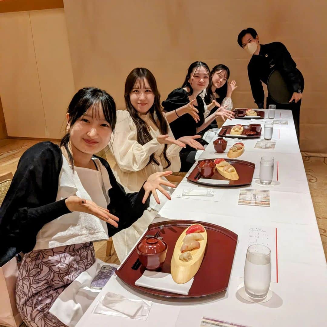 東京ウェディングカレッジさんのインスタグラム写真 - (東京ウェディングカレッジInstagram)「#ウェディング科 国際教育1日目🇯🇵  国際教育の初日は、八芳園で美味しい食事をいただきながら和食のマナー講座を受けてきました✨  お食事は一皿一皿が芸術品のように美しく、「まずは目で見ていただく」和の文化を堪能しました。  和食は無形文化遺産に選ばれた日本が世界に誇る文化です。  食事をいただく際のマナーだけでなく、日本の文化やおもてなしの心も学び、日本の良さ、日本人としてのアイデンティティについて考えを深める有意義な時間でした!  photo4 サービスしてくれたのは実習中の先輩^^ photo5 料理長が江戸前寿司の実践を披露してくださいました photo8 挙式会場やお庭も見学させていただきました  2日目は、Englishコミュニケーションのプログラムです。 インスタ更新を楽しみにしていてください◎  #八芳園 #和食 #ブライダル専門学校 #ブライダル学生 #TWH #東京ウェディングホテル専門学校」6月29日 11時57分 - weddingcollege