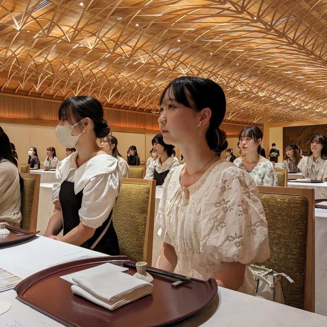 東京ウェディングカレッジさんのインスタグラム写真 - (東京ウェディングカレッジInstagram)「#ウェディング科 国際教育1日目🇯🇵  国際教育の初日は、八芳園で美味しい食事をいただきながら和食のマナー講座を受けてきました✨  お食事は一皿一皿が芸術品のように美しく、「まずは目で見ていただく」和の文化を堪能しました。  和食は無形文化遺産に選ばれた日本が世界に誇る文化です。  食事をいただく際のマナーだけでなく、日本の文化やおもてなしの心も学び、日本の良さ、日本人としてのアイデンティティについて考えを深める有意義な時間でした!  photo4 サービスしてくれたのは実習中の先輩^^ photo5 料理長が江戸前寿司の実践を披露してくださいました photo8 挙式会場やお庭も見学させていただきました  2日目は、Englishコミュニケーションのプログラムです。 インスタ更新を楽しみにしていてください◎  #八芳園 #和食 #ブライダル専門学校 #ブライダル学生 #TWH #東京ウェディングホテル専門学校」6月29日 11時57分 - weddingcollege
