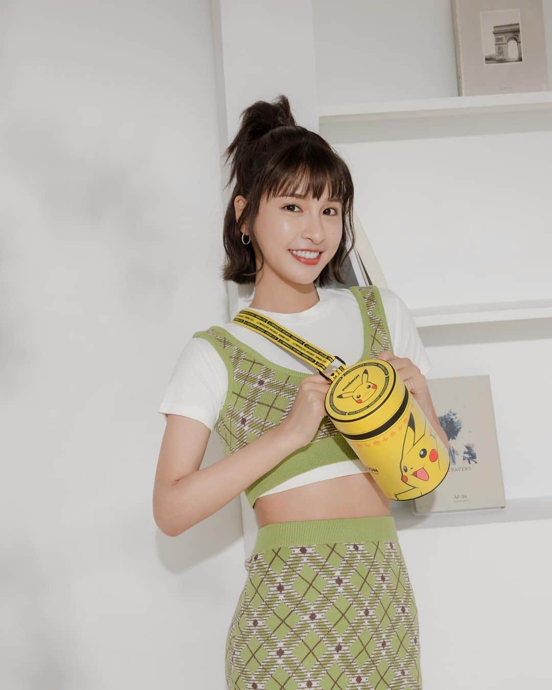 峮峮のインスタグラム：「📽️🤍✨  已經使用 @samsungtaiwan The Freestyle 微型智慧投影機有段時間了 真的覺得非常方便又享受 不管去哪裡都有行動大螢幕可以看✨ 但是今天要跟你們分享的是新出的周邊產品.ᐟ.ᐟ 竟然出了寶可夢系列收納包😍😍  SAMSUNG為 The Freestyle 微型智慧投影機出了四款寶可夢的保護套 不僅是機身的保護連電池的收納包都有•ू(ᵒ̴̶̷ωᵒ̴̶̷*•ू) ​  都太可愛了所以我挑了皮卡丘跟小火龍可以輪流替換 另外還有傑尼龜跟妙蛙種子的款式～ 大家也可以幫機身跟電池挑選不同的角色 任意挑選自由配 讓你帶出門時可以保護機子又能耍可愛  首批限量趕快去買.ᐟ‪.ᐟ 🎁更多 The Freestyle 精靈寶可夢配件介紹👉🏻https://reurl.cc/gDZdeN 8/31前購買 The Freestyle 登錄再享原廠好禮 👉🏻 https://reurl.cc/N0qWbk  #Samsung #TheFreestyle  #微型智慧投影機 #玩樂投影隨行  #WOW見所未見」