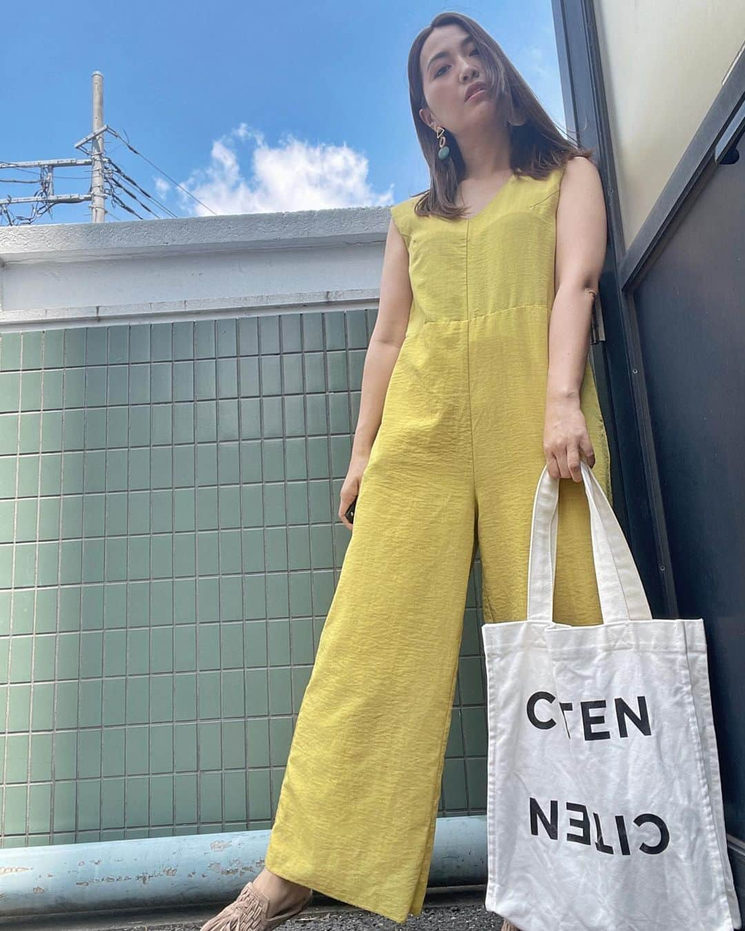 水野佑香さんのインスタグラム写真 - (水野佑香Instagram)「今日はめっちゃ暑い〜☀️☀️☀️  キレイな白肌を見ると素敵💓 あんな風になりたい〜❗️ってなるくせに 日傘やアームウォーマーをする気にならない…  #元ギャル あるある　  って私だけ⁉️笑  #6月なのに焼けてきた #夏になると派手色熱が増す  #ヤマンバギャル  #ガングロギャル  #旦那さんは小麦肌が好きらしいから良いとしよう #夏コーデ #平均身長コーデ  #骨格ストレート #プチプラコーデ #157cm  #ママコーデ  #mama  #今日のコーデ  #ママ  #coordinate  #ootd  #アラフォーコーデ  #40代  #40代コーデ #43歳 #水野祐香  #加齢に負けず華麗に生きる」6月29日 11時52分 - mizuno_yuka