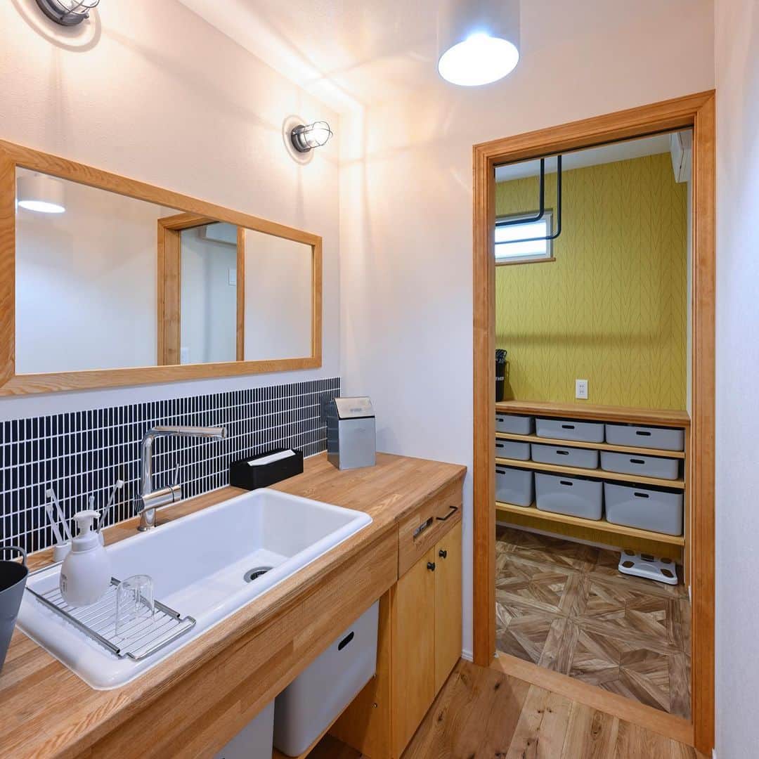 fukui-kensetsuのインスタグラム：「山形市成沢西K様邸の造作洗面台です。  木製の天板に大きなボウルを合わせて、立ち上がりには細かいタイルを使用しました。  ティッシュが取り出せる引出しや可動棚など、収納も多くて便利な作りになっています✨  #造作洗面台 #洗面台 #洗面台収納 #病院用シンク #sk106 #マリンランプ #自然塗料 #自然塗料リボス #自然素材の家 #自然素材の家づくり #マイホーム  +++--------------------+++  山形暮らしの家づくり  #福井建設#山形市#工務店#注文住宅#山形注文住宅#山形の工務店#山形住宅会社  山形の風土に合った注文住宅を建設しています。  ↓プロフィール↓ @fukui_kensetsu  ↓現場のことや日常をご紹介するアカウント↓ @fukui_kensetsu_pr  お問い合わせなど、お気軽にDMしてください♪ +++--------------------+++」