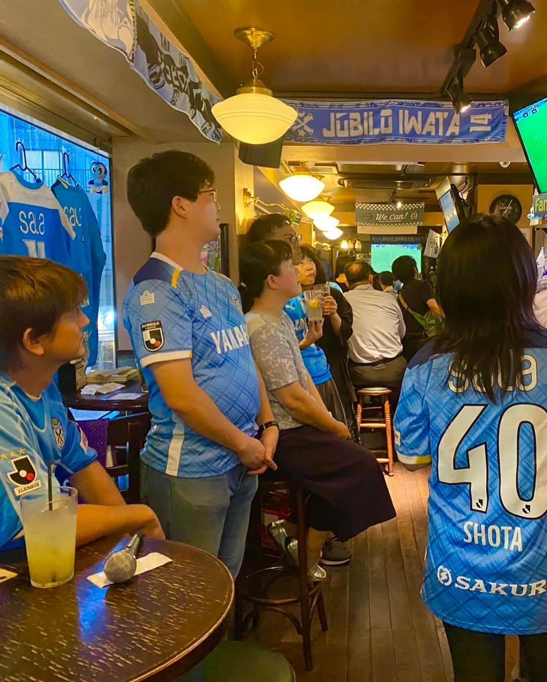 カレン・ロバートさんのインスタグラム写真 - (カレン・ロバートInstagram)「昨日はHUB高田馬場駅西店にてジュビロ磐田を愛する皆さまとvs甲府の試合を見ました🩵✨ まだ仲良くなれない旧友上田コータくんとの亀裂も少し修復できたのかなと思います…うける。 地元エリア以外にもサポーターがたくさんいるジュビロ磐田みたいなクラブをローヴァーズでも目指していきたいです🦁 #ジュビロ磐田」6月29日 11時54分 - bobby201608