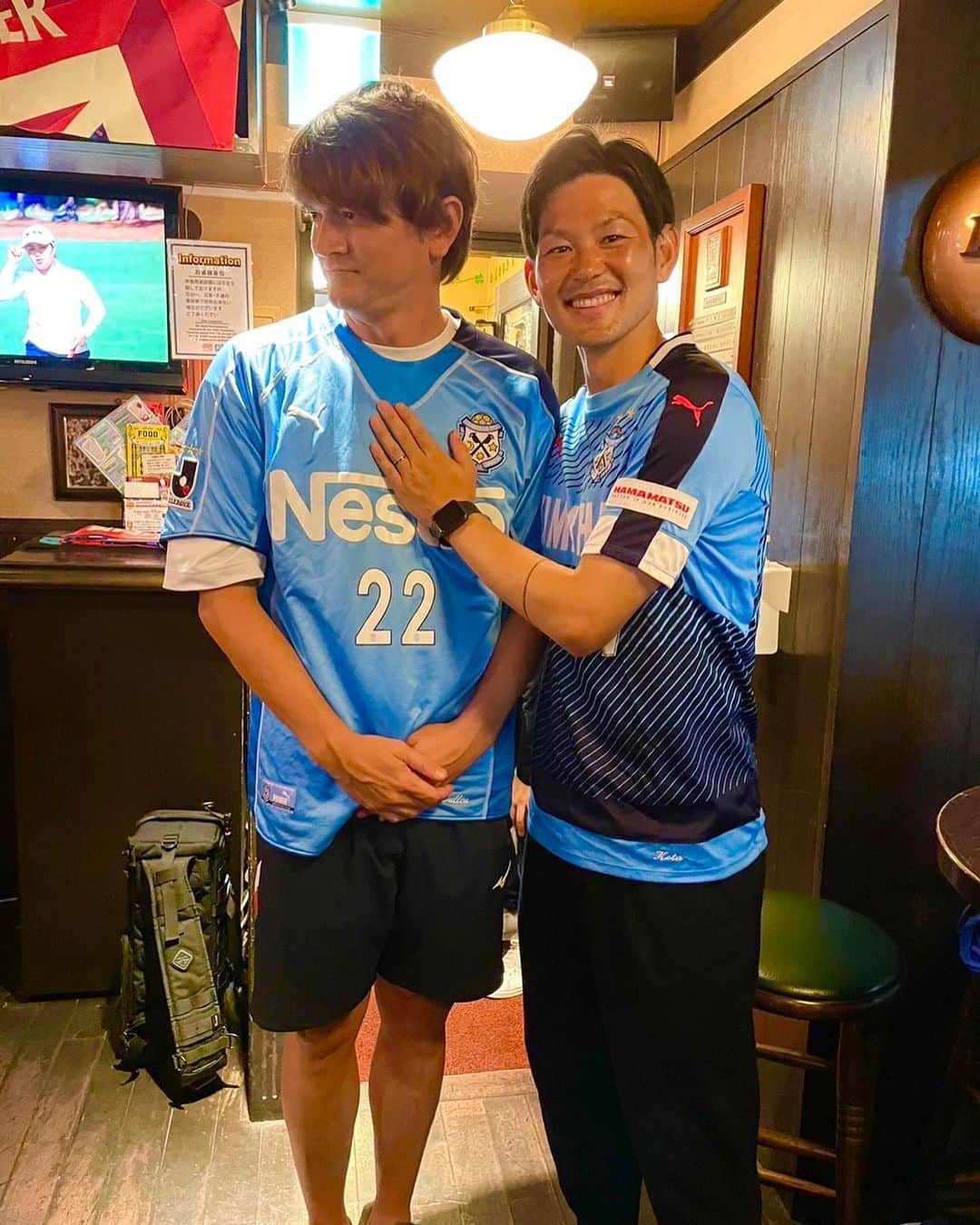 カレン・ロバートのインスタグラム：「昨日はHUB高田馬場駅西店にてジュビロ磐田を愛する皆さまとvs甲府の試合を見ました🩵✨ まだ仲良くなれない旧友上田コータくんとの亀裂も少し修復できたのかなと思います…うける。 地元エリア以外にもサポーターがたくさんいるジュビロ磐田みたいなクラブをローヴァーズでも目指していきたいです🦁 #ジュビロ磐田」