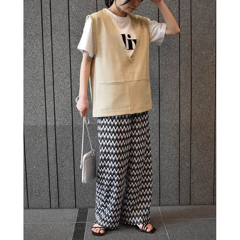 Rananさんのインスタグラム写真 - (RananInstagram)「【 Staff Fashion 】  Rananスタッフのおすすめコーディネートをご紹介♪ トレンドを抑えたアパレルスタッフのコーディネートを ぜひ参考にしてみて下さい✨ 　 　 ------------------------------------------------	　 　 着用している商品詳細は画像をタップして出てくる商品タグ orプロフィールのURLからご確認ください💙  ▶▶▶@ranan_official  ※公式サイトでもスタッフコーデをご確認頂けます♪ 　是非CHECKしてみて下さい✅ ------------------------------------------------  	 STYLE SHARE 募集中！  Rananのアイテムを取り入れてコーデを投稿してください💌 ハッシュタグは『#rananstyle』  みなさんのコーディネートを楽しみにしています＊  　 　 　 #ranan #ラナン #大人コーデ #大人ファッション #大人ファッションコーデ #トレンドコーデ  #トレンドアイテム  #きれいめコーデ #きれいめファッション #夏服 #夏服コーデ #夏服コーディネート #olの日常 #ワーママの日常 #ワーママコーデ #スタッフ #スタッフコーデ #着回し #着回しコーデ #デニムコーデ #パンツコーデ #カジュアルコーデ」7月1日 22時00分 - ranan_official