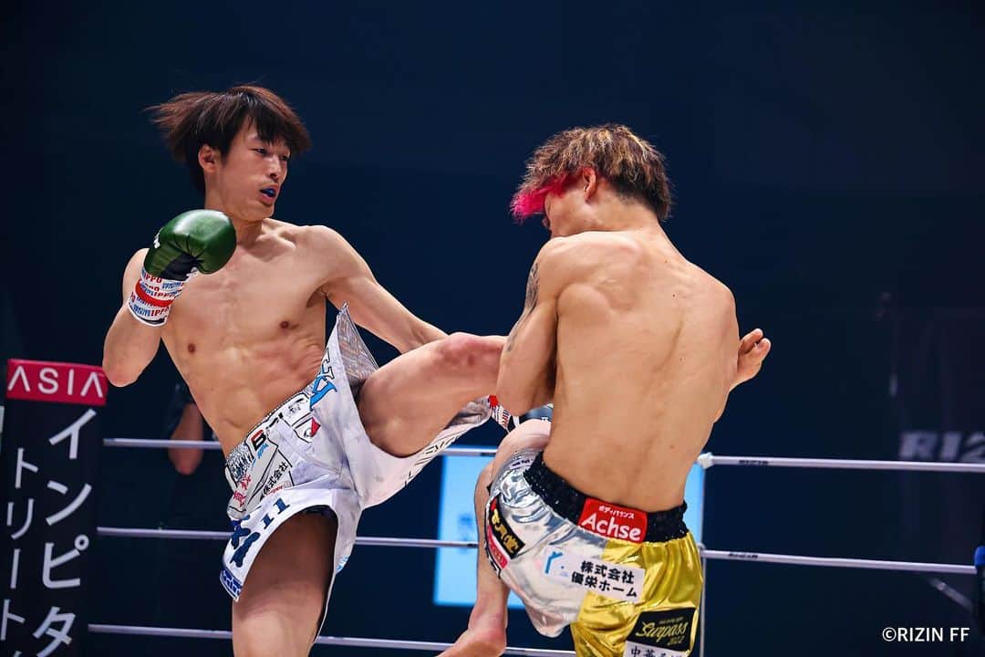 RIZIN FF OFFICIALのインスタグラム：「#RIZIN43 《Match.1》 "A knockdown fest" ----------- Kensei Yamakawa defeats Ryoga Hirano by TKO (3Knockdown) 1:22 of Round 2.  #RIZIN #kick #kickboxing #山川賢誠 #kenseiyamakawa #平野凌我 #ryogahirano」