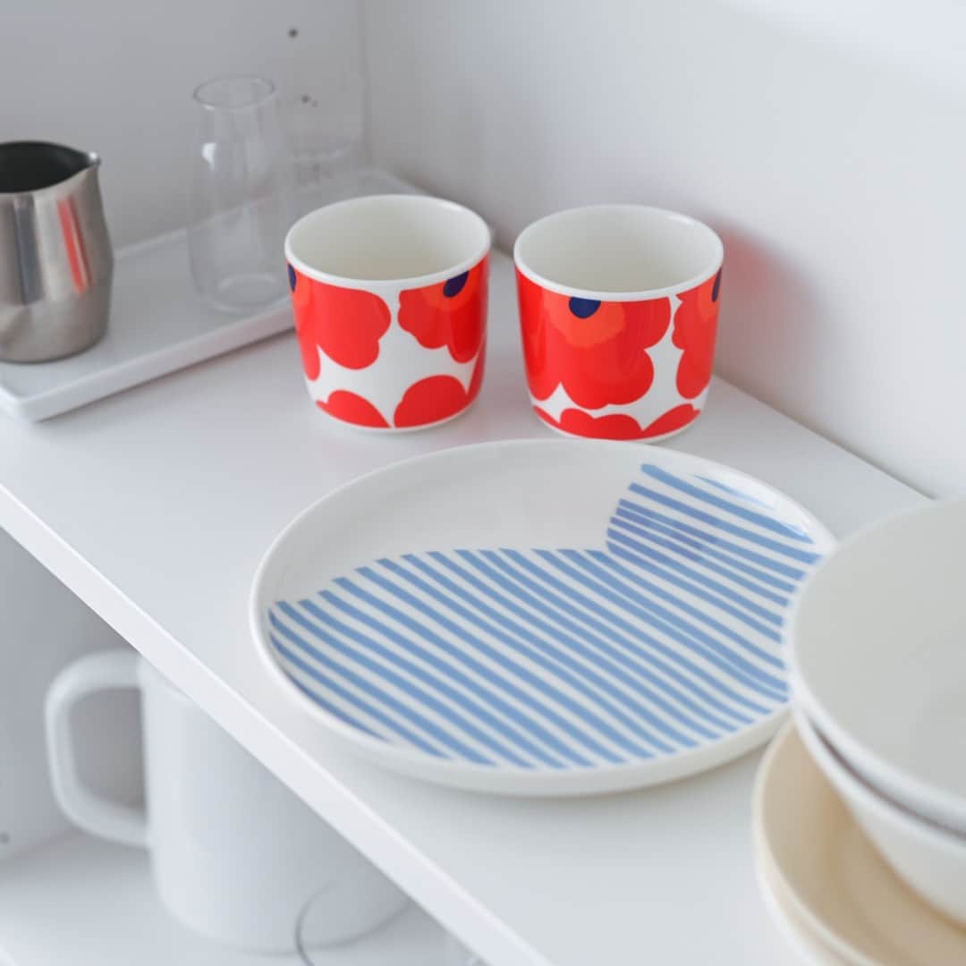 北欧、暮らしの道具店さんのインスタグラム写真 - (北欧、暮らしの道具店Instagram)「【数量限定】食卓に爽やかな空気を運ぶ、marimekkoのマグカップとプレート . - - - - - - - - - - - -  蒸し暑い季節に 涼しさをもたらしてくれそうな marimekkoのマグカップとプレートの ご紹介です。  こちらのUIMARI（ウイマリ） というデザインは、 フィンランド語で「スイマー」の意味。  ゆったりと柔らかなラインのストライプは、 実は切り絵でデザインされたものなんです。  規則的な直線とも、 手書きの味わいとも違った、 切り絵ならではの表情のある柄に バイヤーが一目惚れし、 今回取り扱いを決めました。  マグカップは、 すっきりした印象ながら、 容量は200mlが余裕で入る たっぷりサイズです。  朝のコーヒーはもちろん、 夏に飲みたくなるシュワっとしたドリンクや、 アイスティーなどにもマッチしそうですね♪  20cmサイズのプレートは、 トーストがすっぽり入る大きさで、 朝食にもおやつにも使い勝手抜群な1枚です。  アートピースのような雰囲気なので、 ディッシュスタンドに飾ってもきっと素敵です。  家族で使う器とは別に、 自分用の1枚として迎えるのも良いですね。  お家時間が増えるこれからの季節は、 お気に入りの食器を楽しむ チャンスかもしれません。  このUIMARIのマグカップとプレートで、 皆さんの暮らしがもっと素敵なものに なれば嬉しいです。 . ーーー 掲載のアイテムはこちら▼ ーーー . ☑︎ marimekko / マリメッコ / UIMARI / ウイマリ / マグ280ml（ライトブルー） ☑︎ marimekko / マリメッコ / UIMARI / ウイマリ / プレート20cm（ライトブルー） - - - - - - - - - - - - - - - - - -   ▶︎ お買いものはプロフィールのリンクから ご覧くださいね。→@hokuoh_kurashi . #marimekko#マリメッコ#UIMARI#ウイマリ#マグカップ#マグ#プレート#北欧食器#食器#食器好き#食器集め #朝ごはん#ランチ#夜ごはん#ディナー#料理#シンプル #シンプルライフ#シンプルデザイン#暮らしを楽しむ#日々の暮らし #北欧#暮らし#北欧暮らしの道具店」6月29日 12時00分 - hokuoh_kurashi