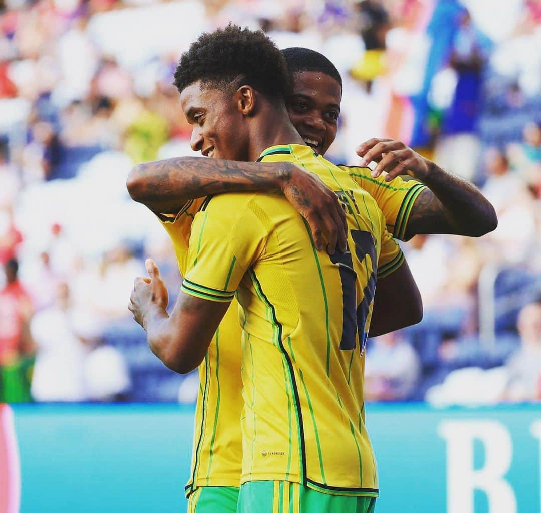 デマライ・グレイのインスタグラム：「+3 & A Birthday Brace. God Is Good 🙏🏾  @jff_football 🇯🇲🦋」